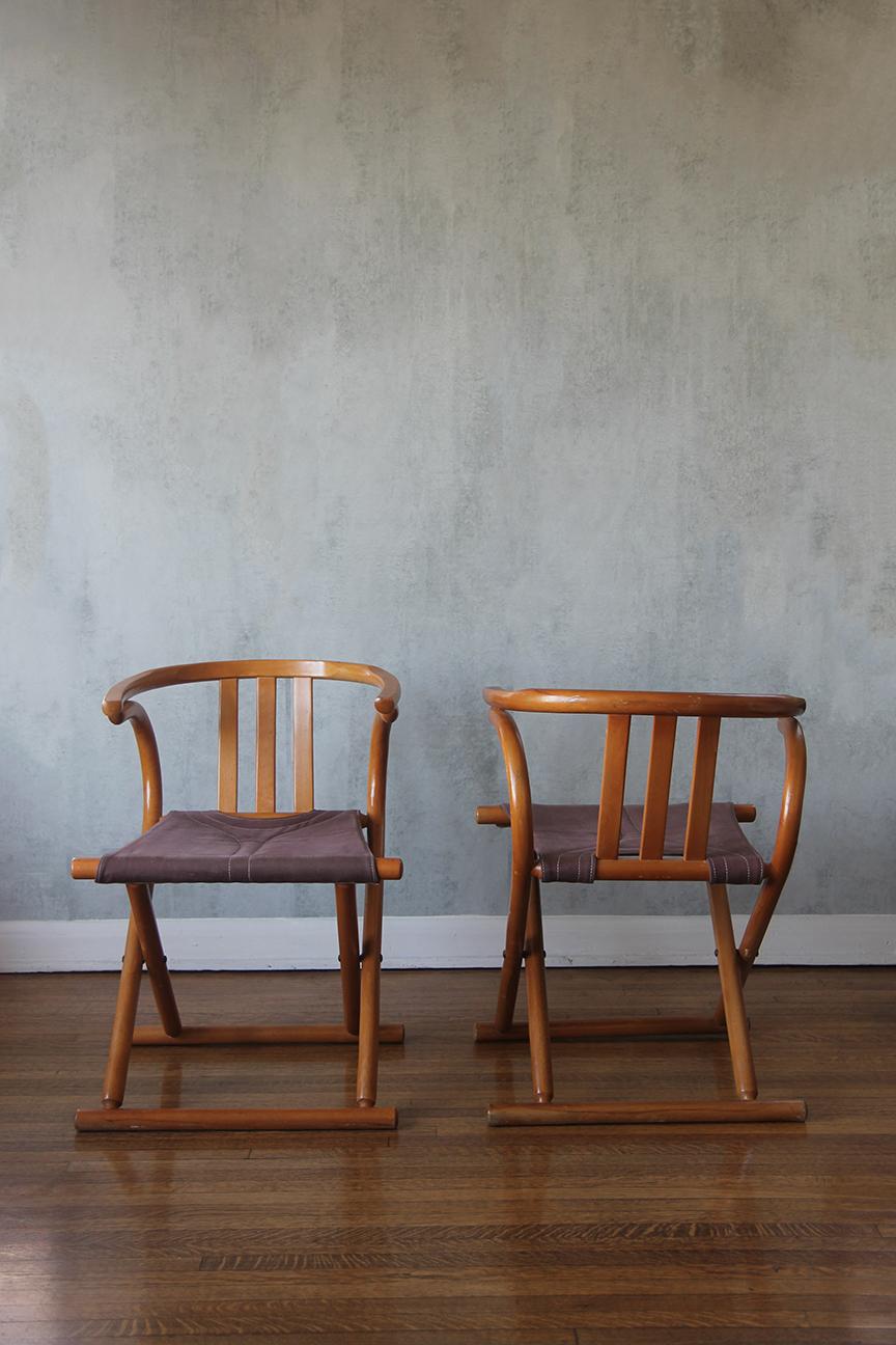 Questa caratteristica coppia di sedie è fortemente ispirata a Thonet. La loro struttura in legno curvato, combinata con linee e curve eleganti, crea un aspetto classico ma unico e sottile. Le sedute sono caratterizzate da una tela cucita a mano che