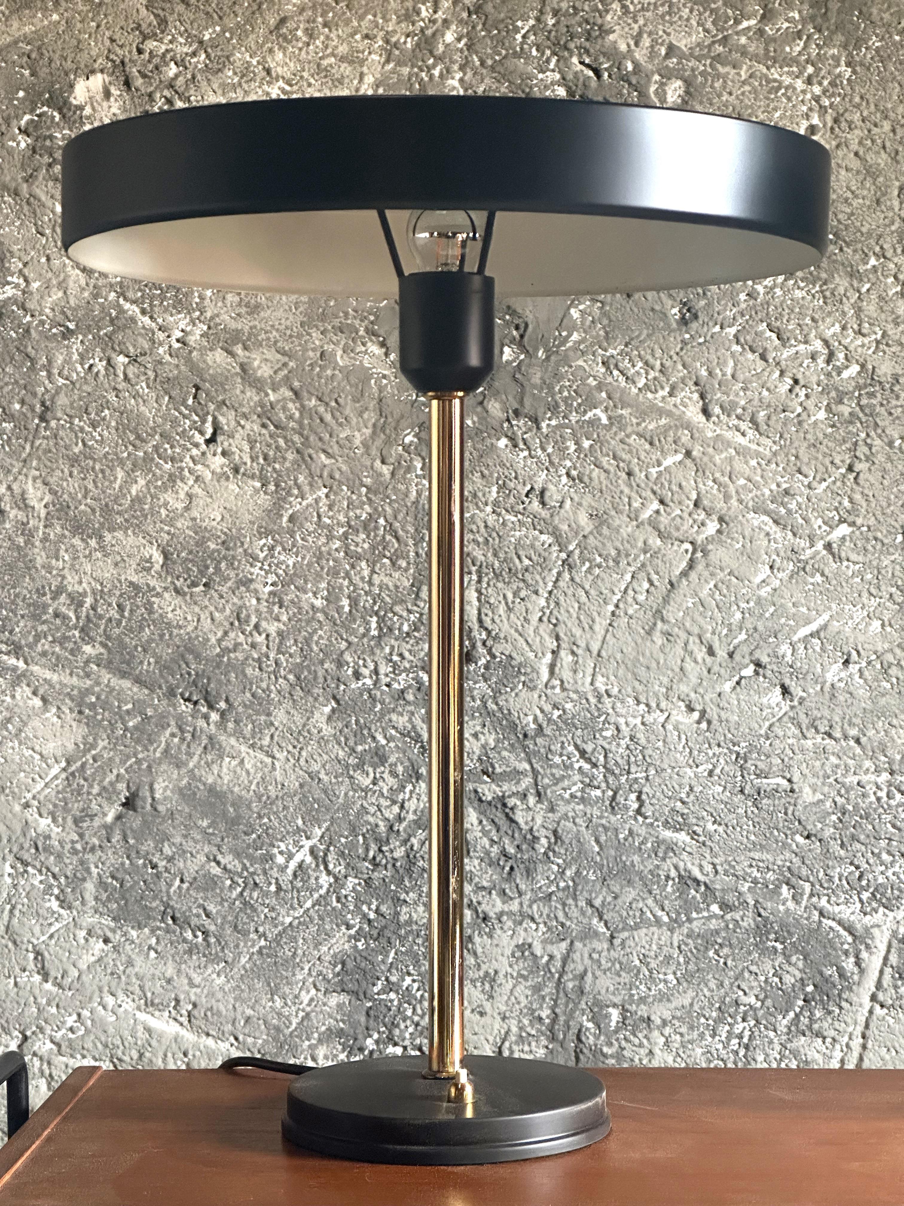 Paar Timor-Schreibtischlampen von Louis Kalff aus der Jahrhundertmitte, 1950 im Angebot 7