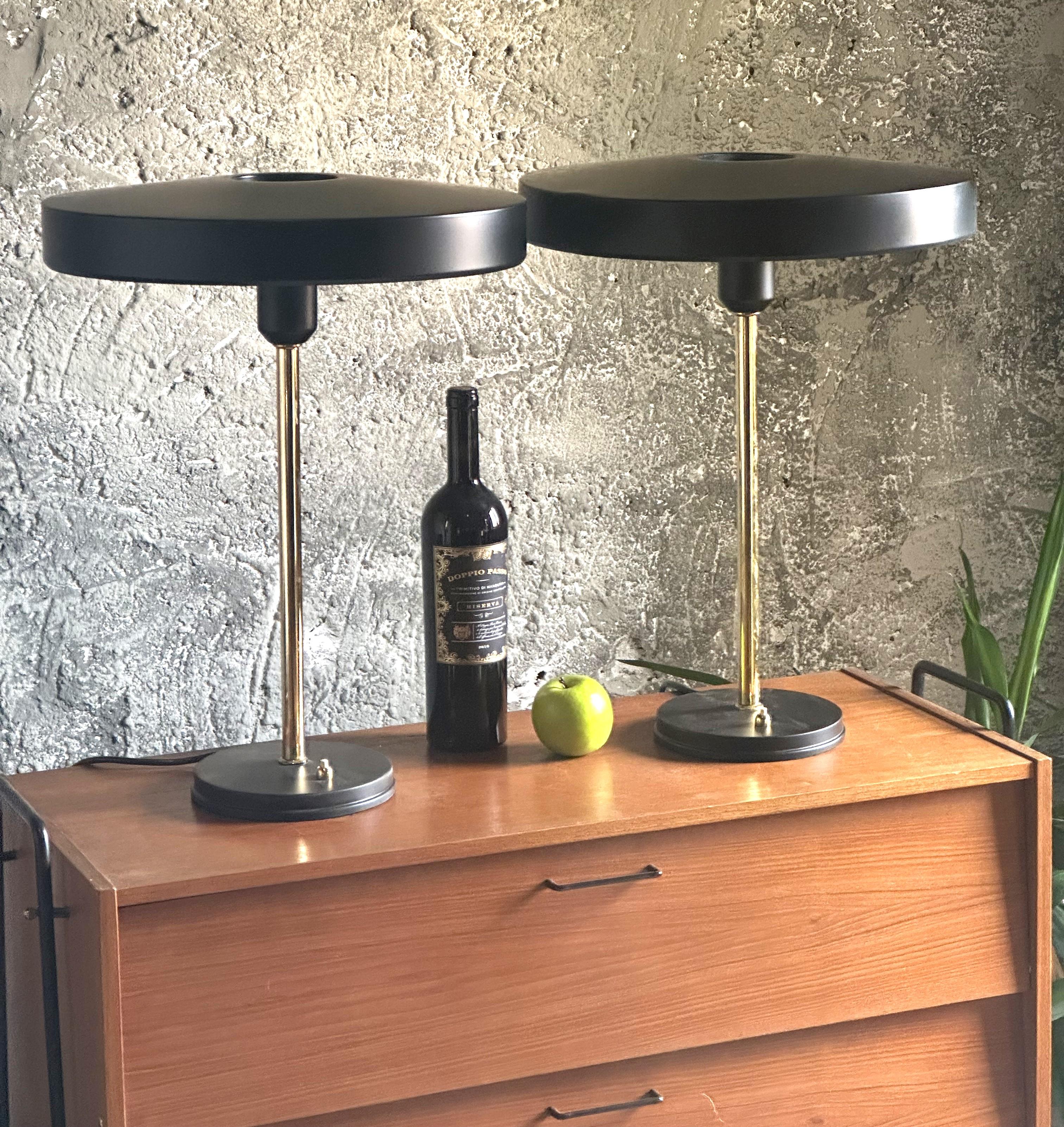 Paar Timor-Schreibtischlampen von Louis Kalff aus der Jahrhundertmitte, 1950 (Moderne der Mitte des Jahrhunderts) im Angebot