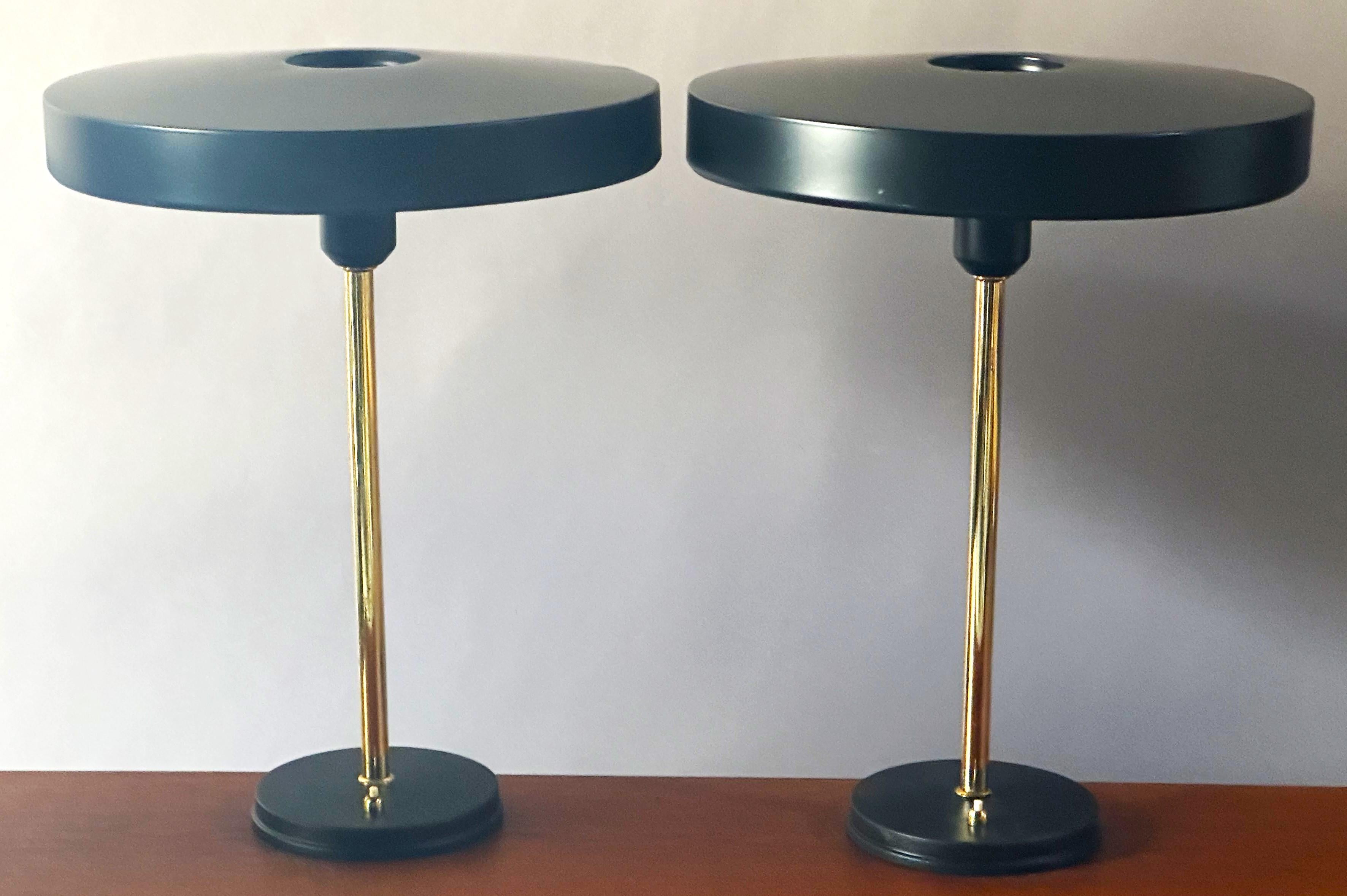 Paar Timor-Schreibtischlampen von Louis Kalff aus der Jahrhundertmitte, 1950 (Metall) im Angebot