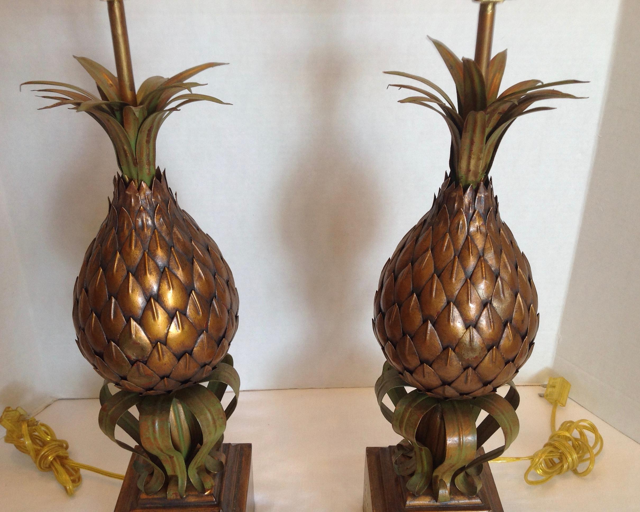 Pair of Midcentury Tole Pineapple Lamps In Good Condition For Sale In West Palm Beach, FL