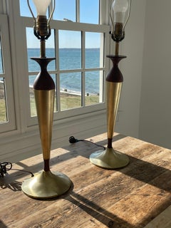 Ein Paar Tony Paul for Westwood Tischlampen aus Messing und Nussbaum aus der Jahrhundertmitte