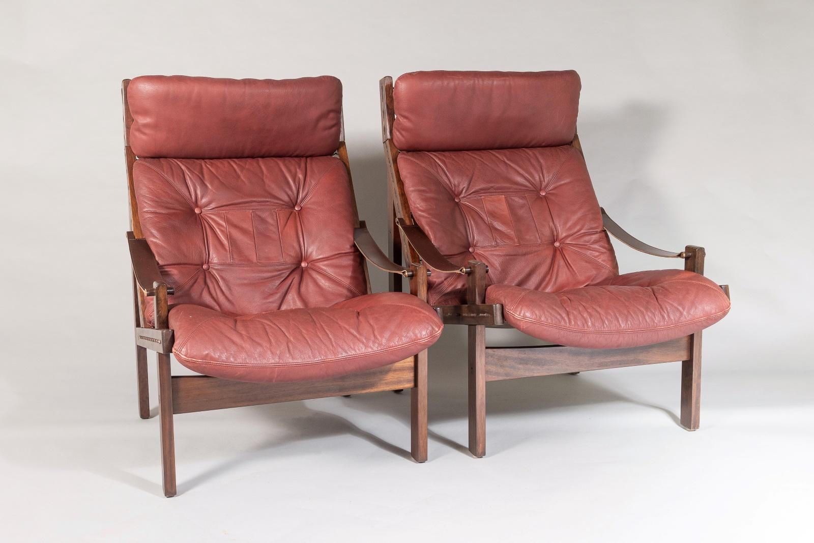 A pair of Hunter Safari lounge chairs designed in the 1960s by Norwegian Torbjørn Afdal for Bruksbo.  Theses designer piece have stood the test of time, very desirable, both stylish and practical offering a great look and feel to a room.  This pair