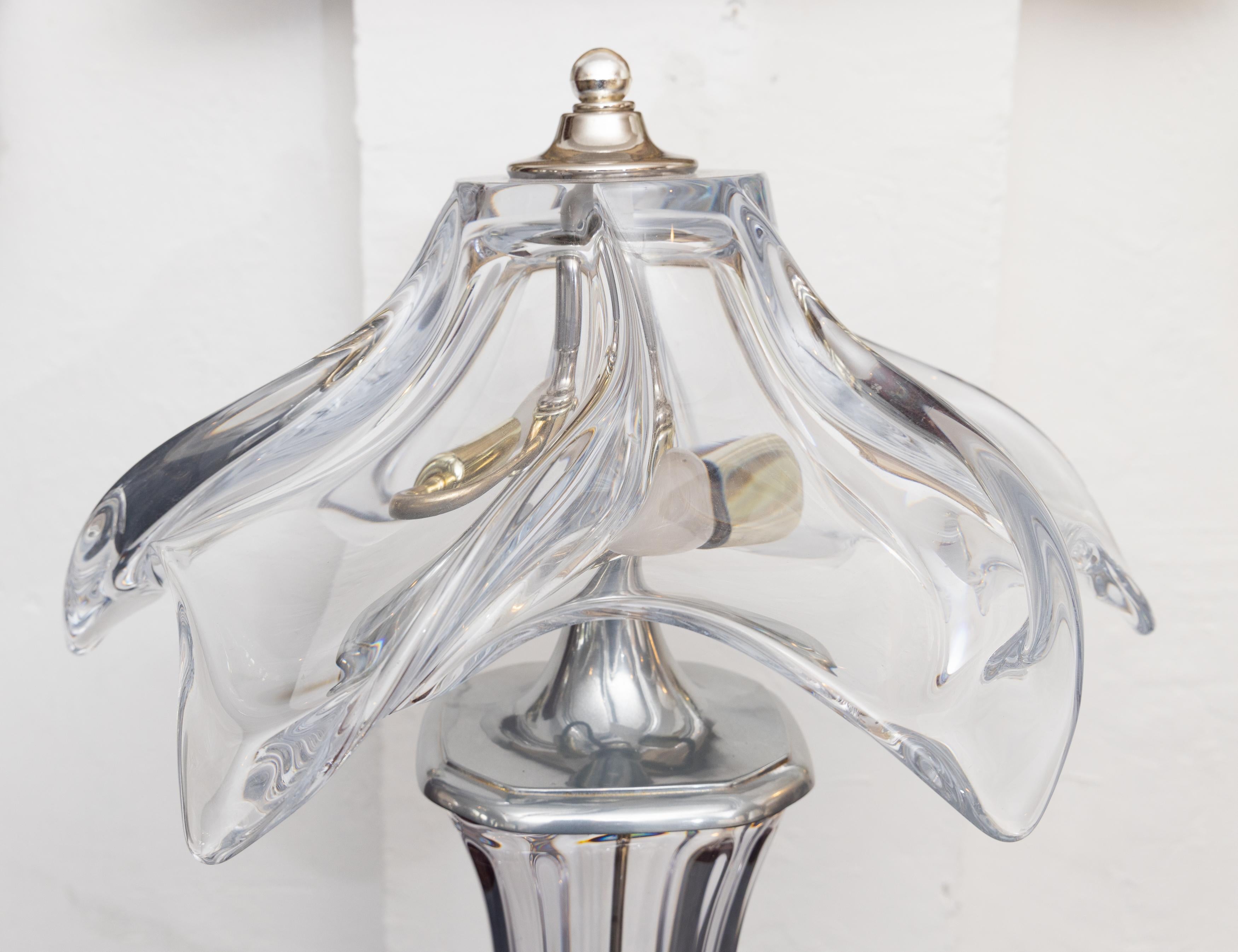 Francese Coppia di lampade in vetro trasparente della metà del secolo scorso in vendita