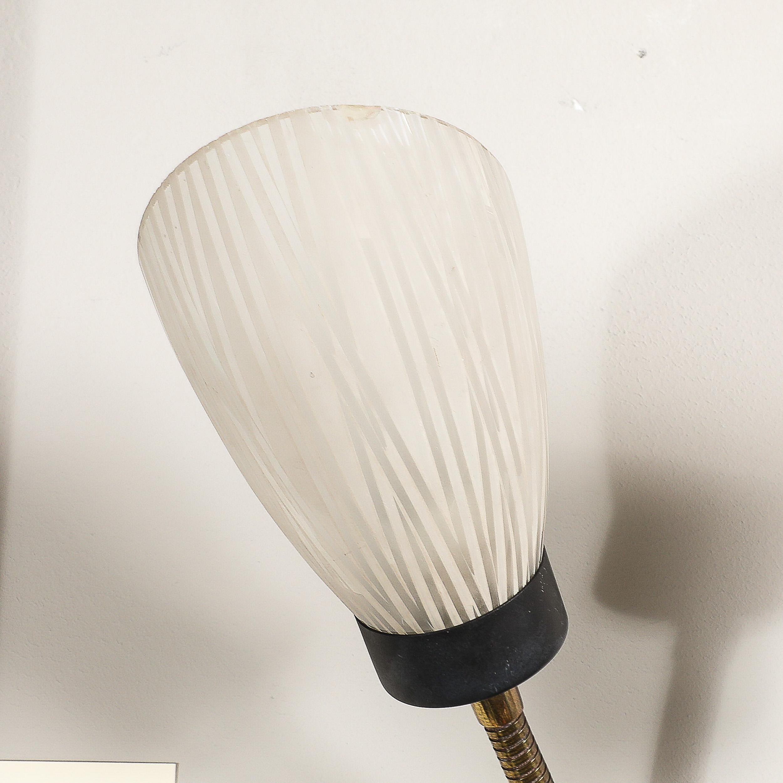 Paire d'appliques du milieu du siècle en forme de tulipe articulée en verre dépoli et laiton ajusté en vente 3