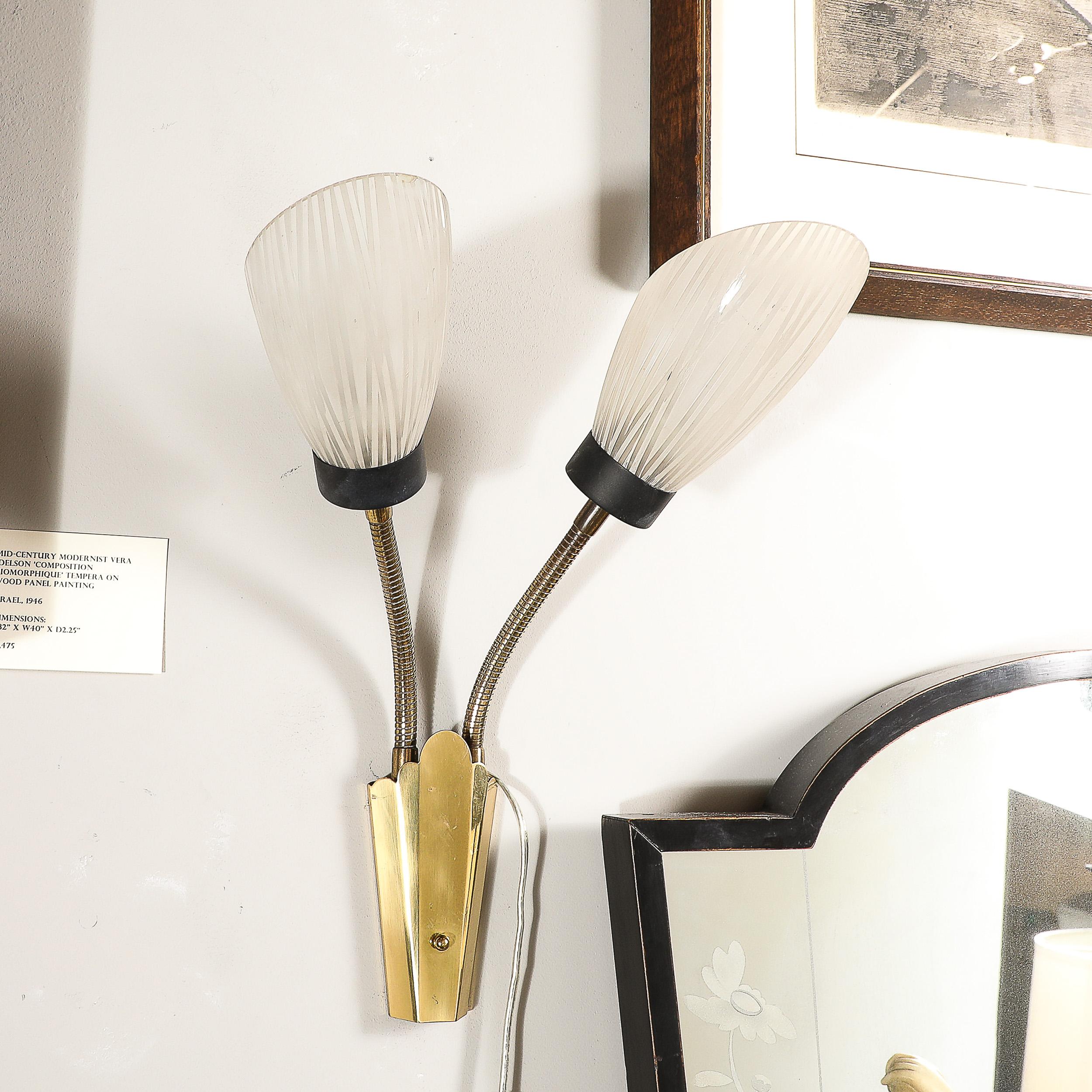 Paire d'appliques du milieu du siècle en forme de tulipe articulée en verre dépoli et laiton ajusté en vente 4