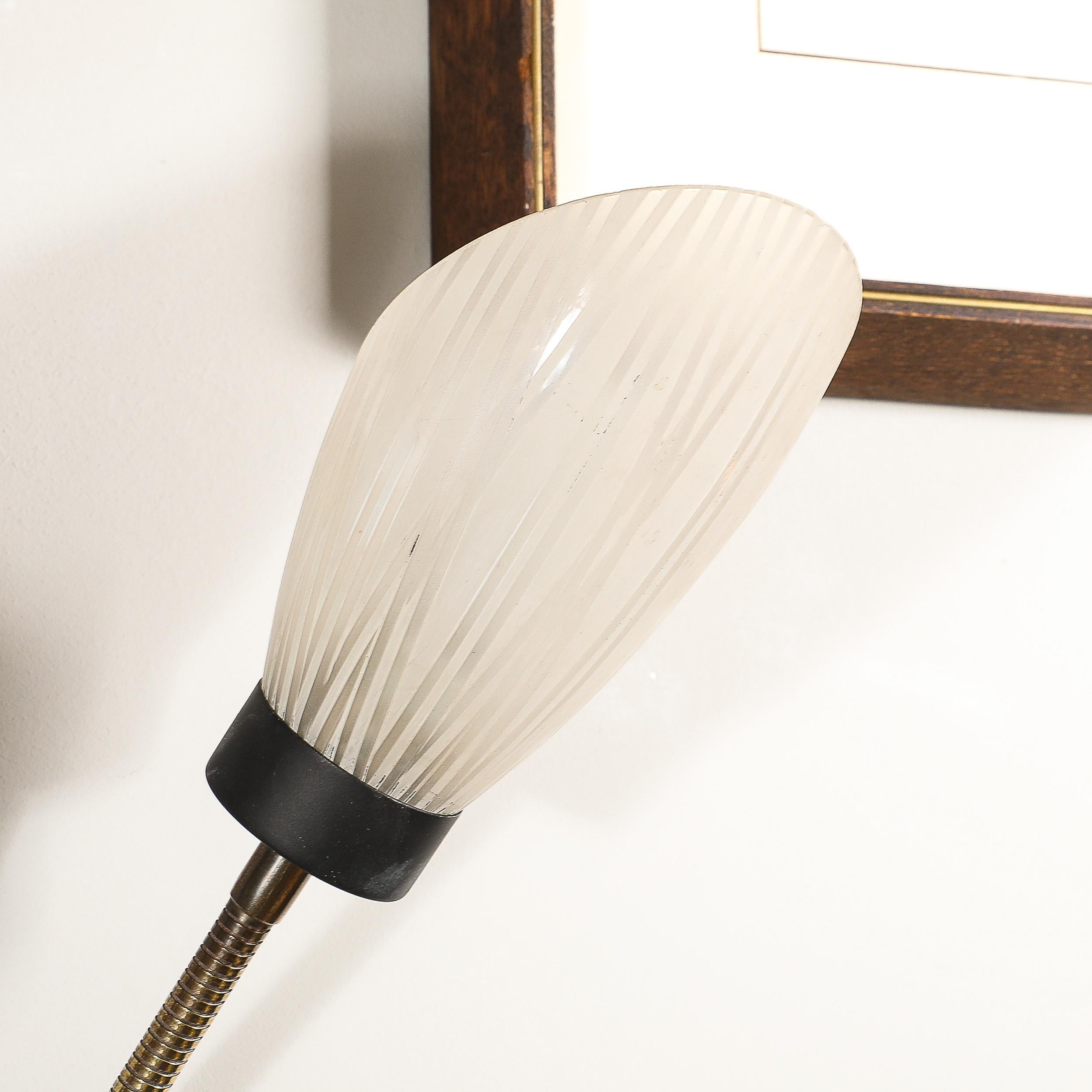 Paire d'appliques du milieu du siècle en forme de tulipe articulée en verre dépoli et laiton ajusté en vente 5