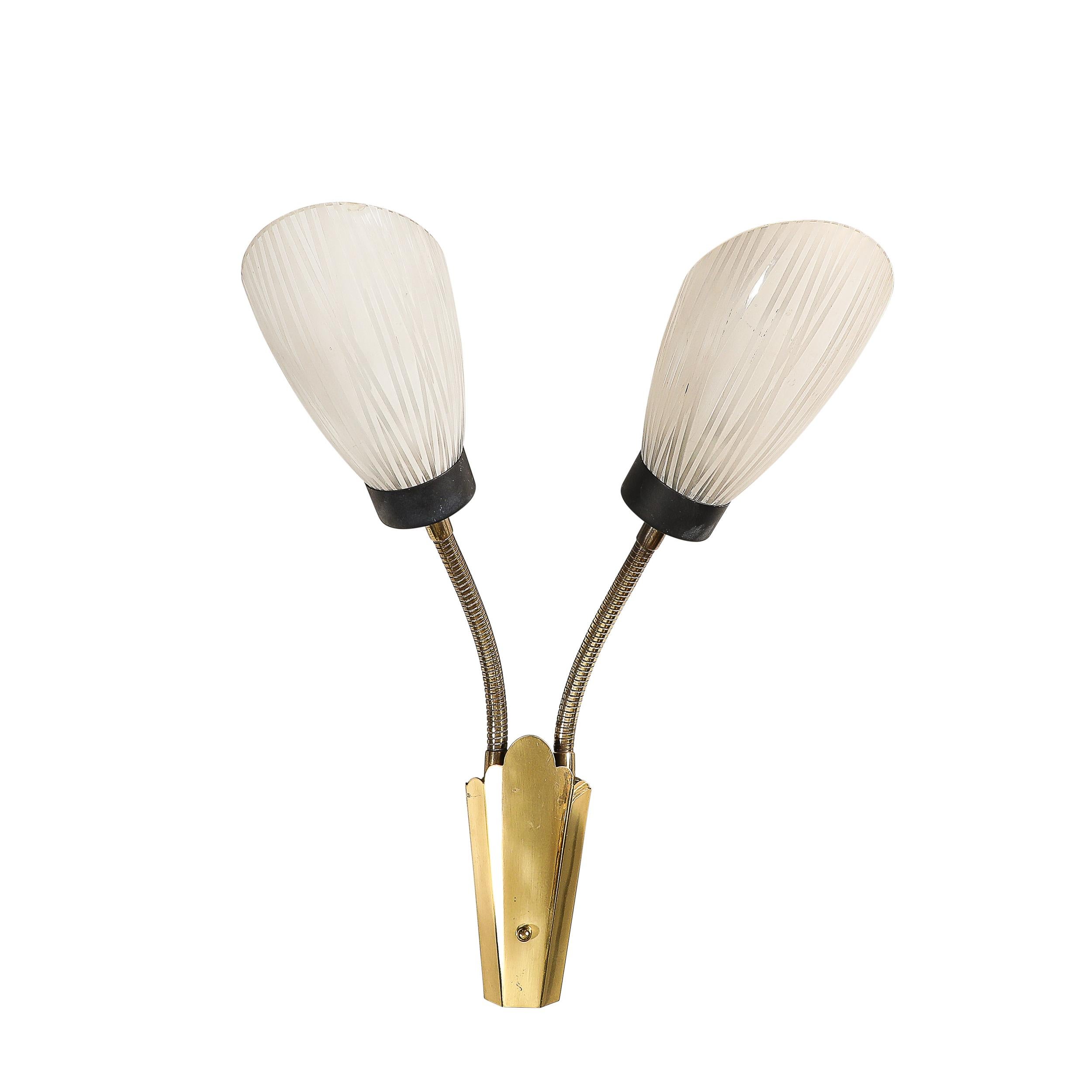 Cette élégante paire d'appliques en verre dépoli articulé de forme tulipe et de style moderniste du milieu du siècle, avec raccords en laiton et émail noir, est originaire de France, vers 1940. Elle comporte une armature en laiton en forme de