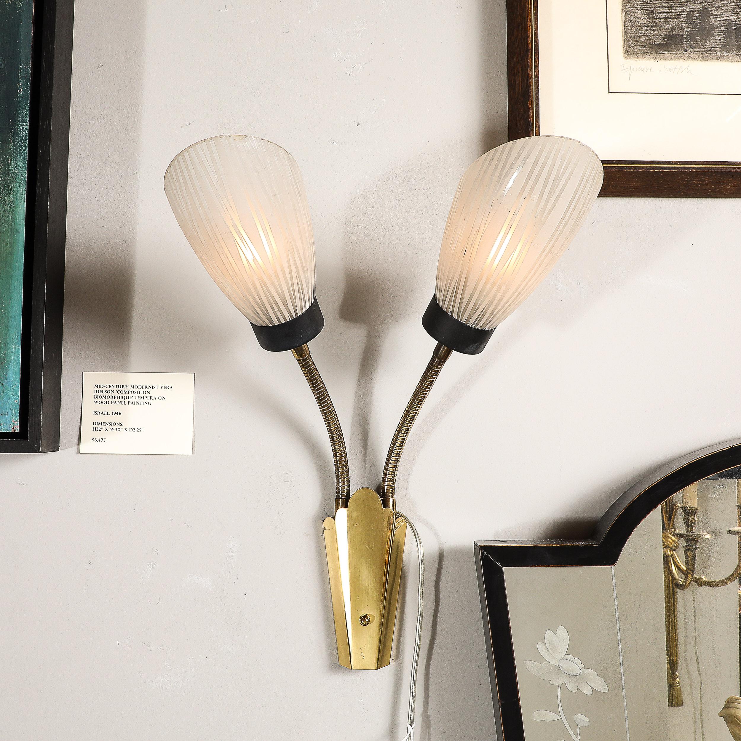 Mid-Century Modern Paire d'appliques du milieu du siècle en forme de tulipe articulée en verre dépoli et laiton ajusté en vente
