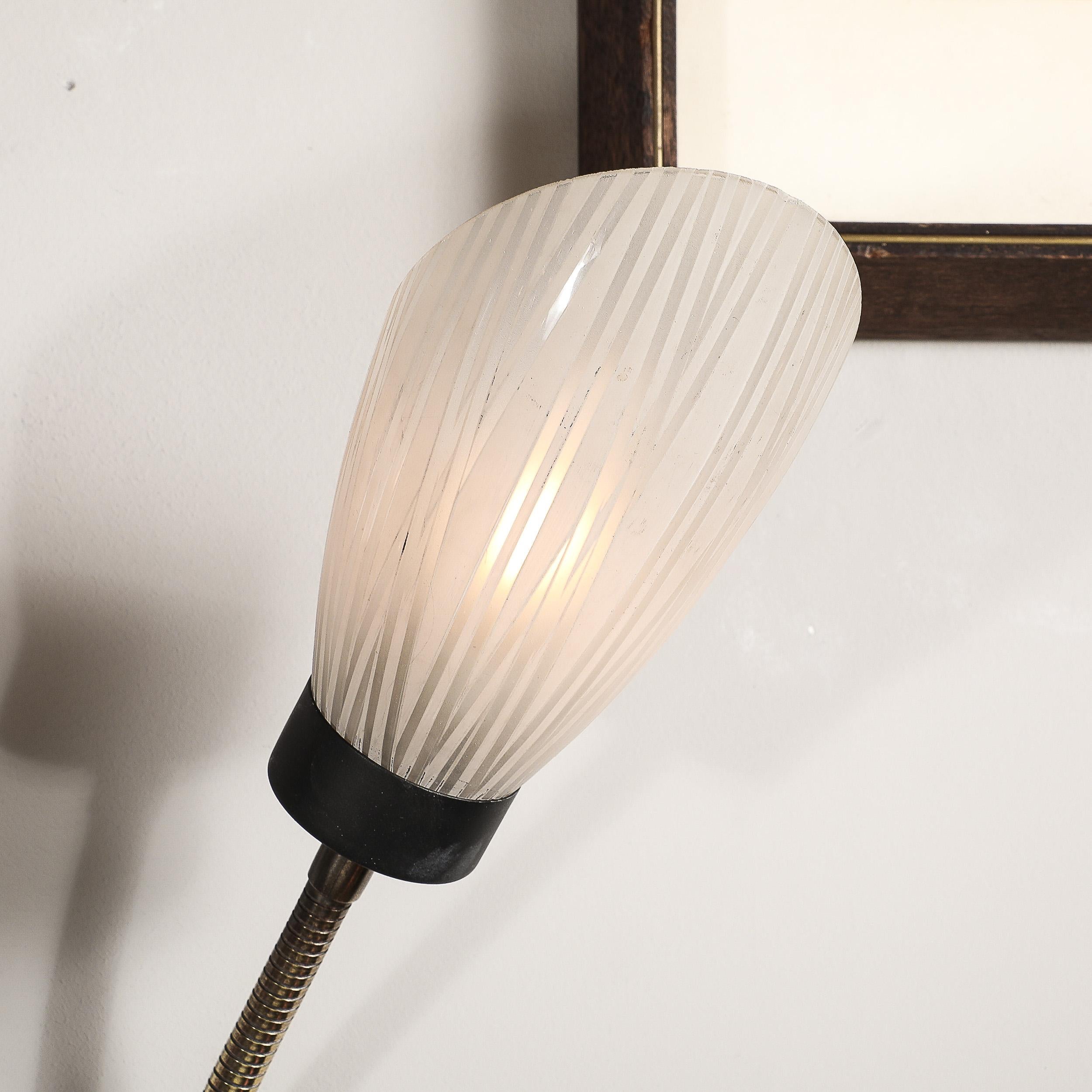 Paire d'appliques du milieu du siècle en forme de tulipe articulée en verre dépoli et laiton ajusté Excellent état - En vente à New York, NY