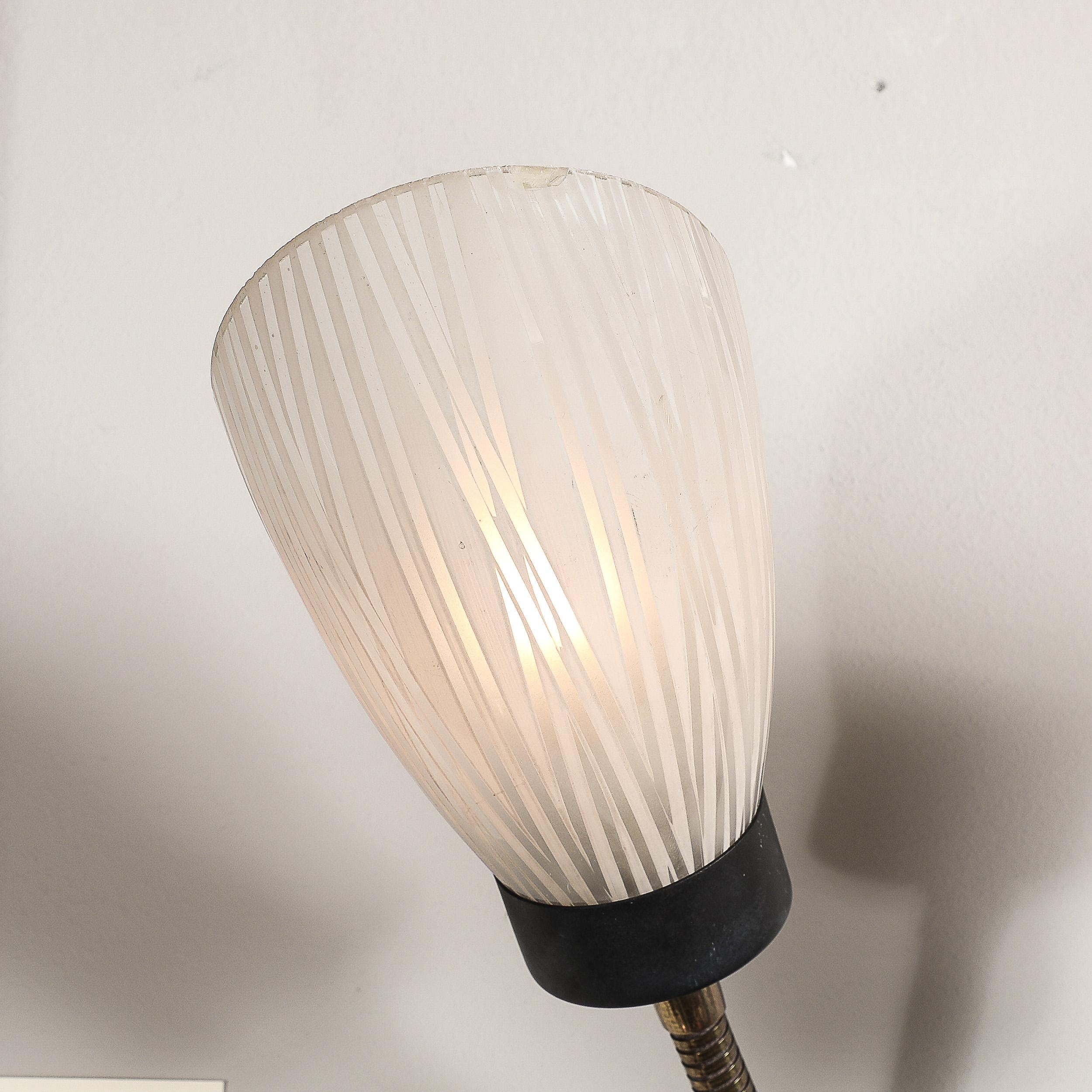 Milieu du XXe siècle Paire d'appliques du milieu du siècle en forme de tulipe articulée en verre dépoli et laiton ajusté en vente