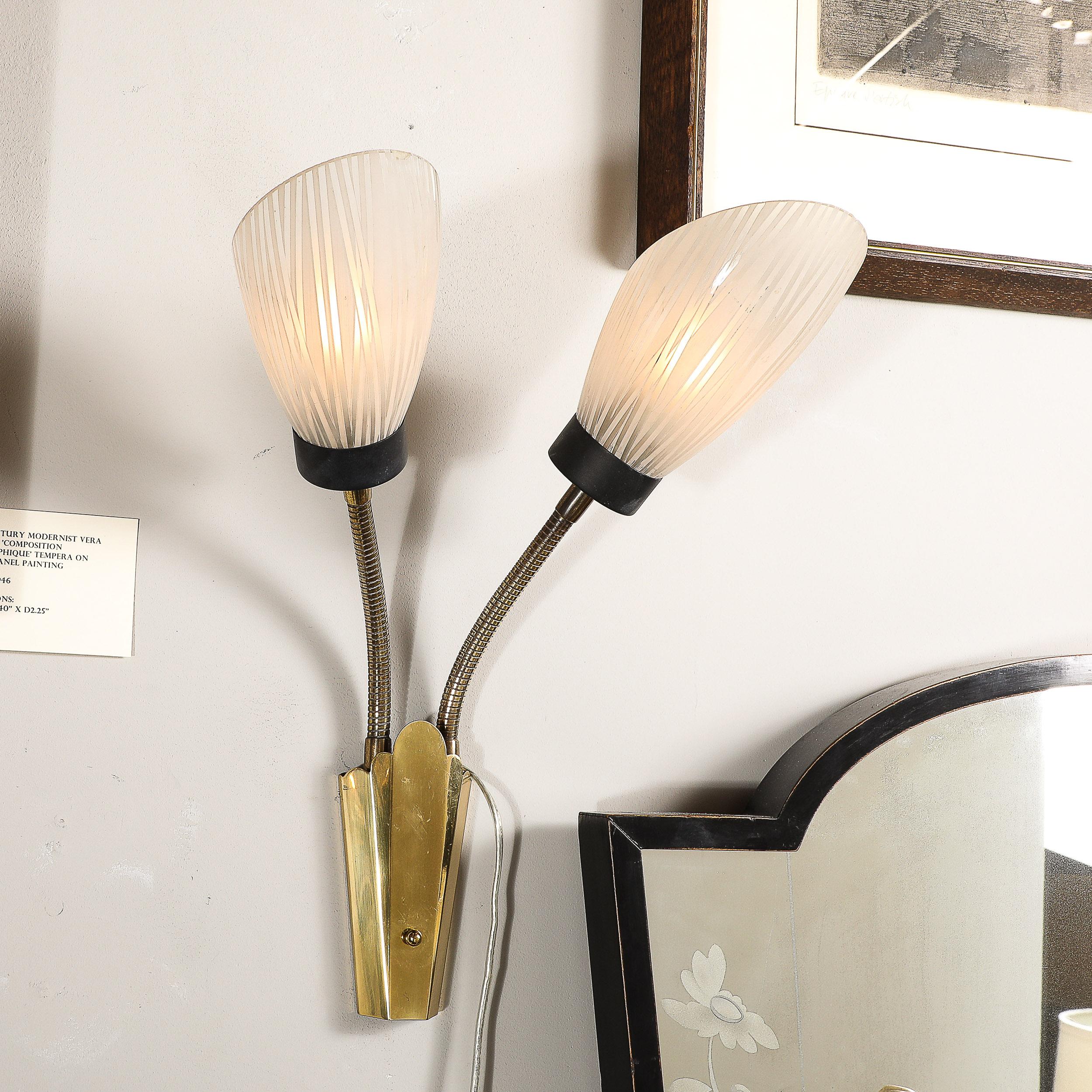 Laiton Paire d'appliques du milieu du siècle en forme de tulipe articulée en verre dépoli et laiton ajusté en vente
