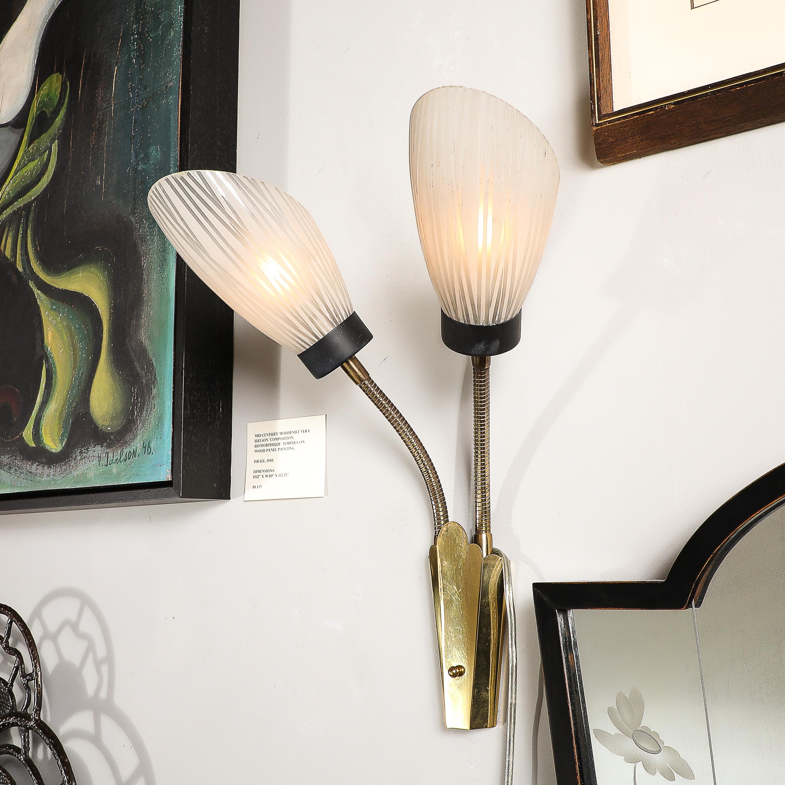 Paire d'appliques du milieu du siècle en forme de tulipe articulée en verre dépoli et laiton ajusté en vente 1
