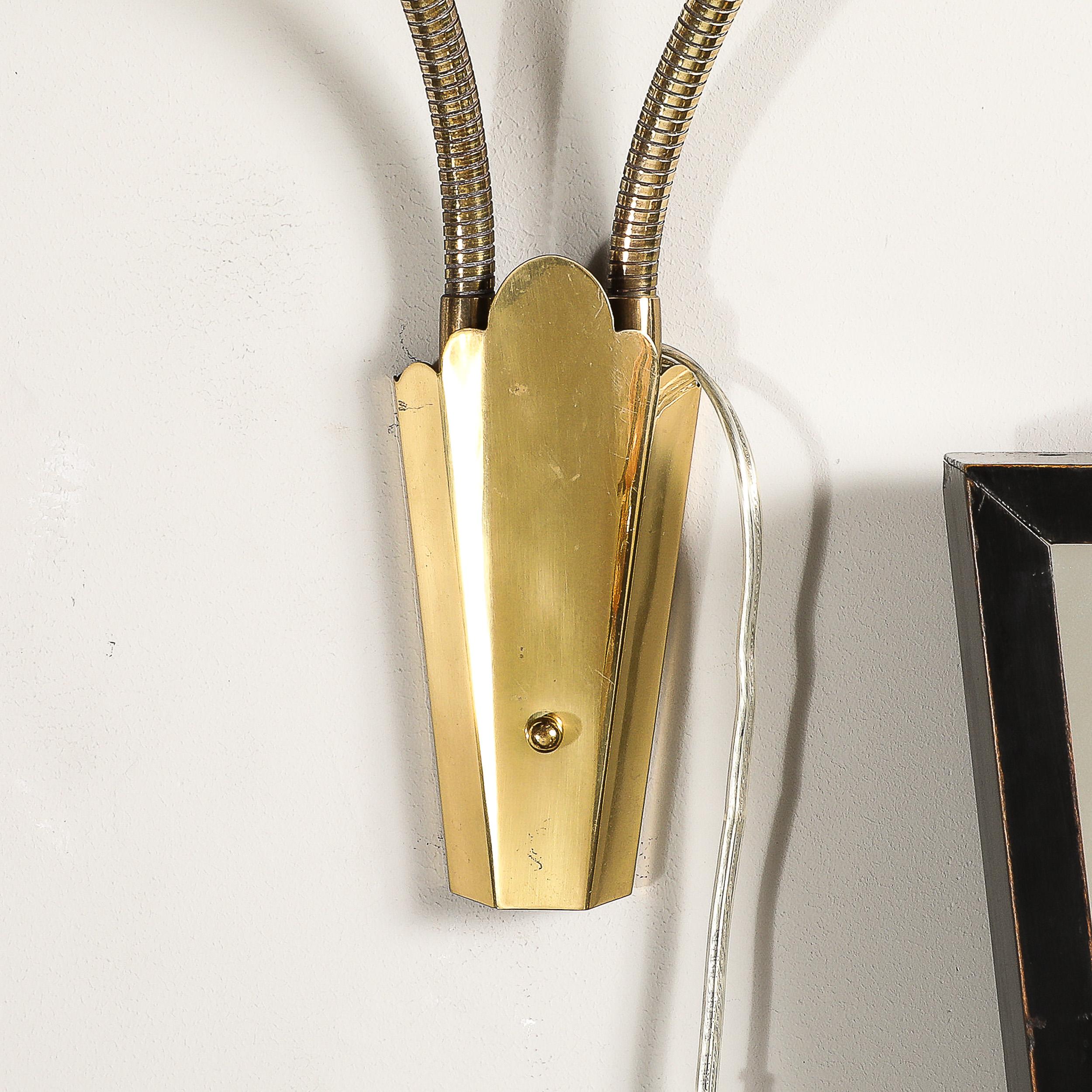 Paire d'appliques du milieu du siècle en forme de tulipe articulée en verre dépoli et laiton ajusté en vente 2