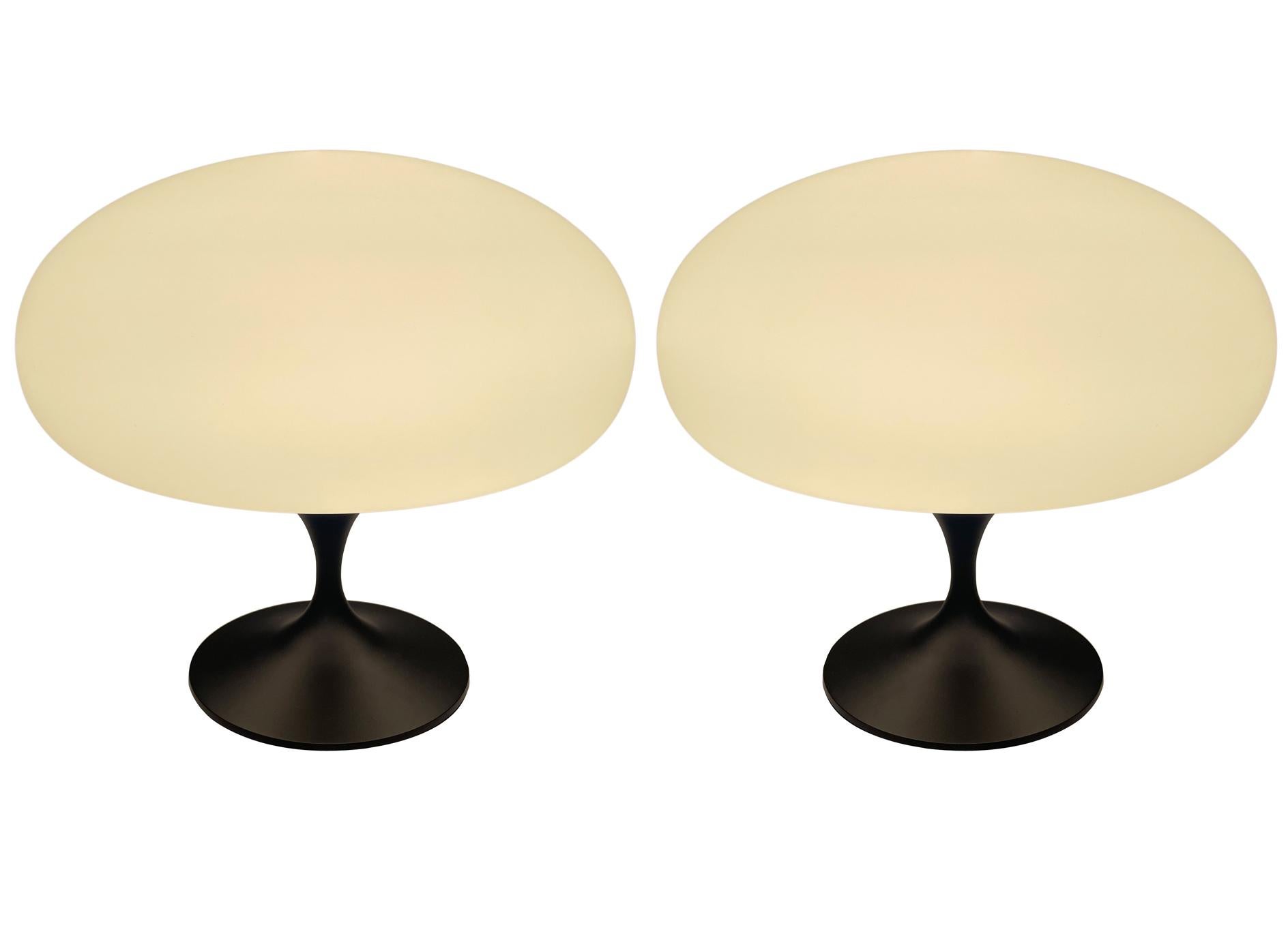Mid-Century Modern Paire de lampes de bureau champignons du milieu du siècle dernier par Designline en verre noir et blanc en vente