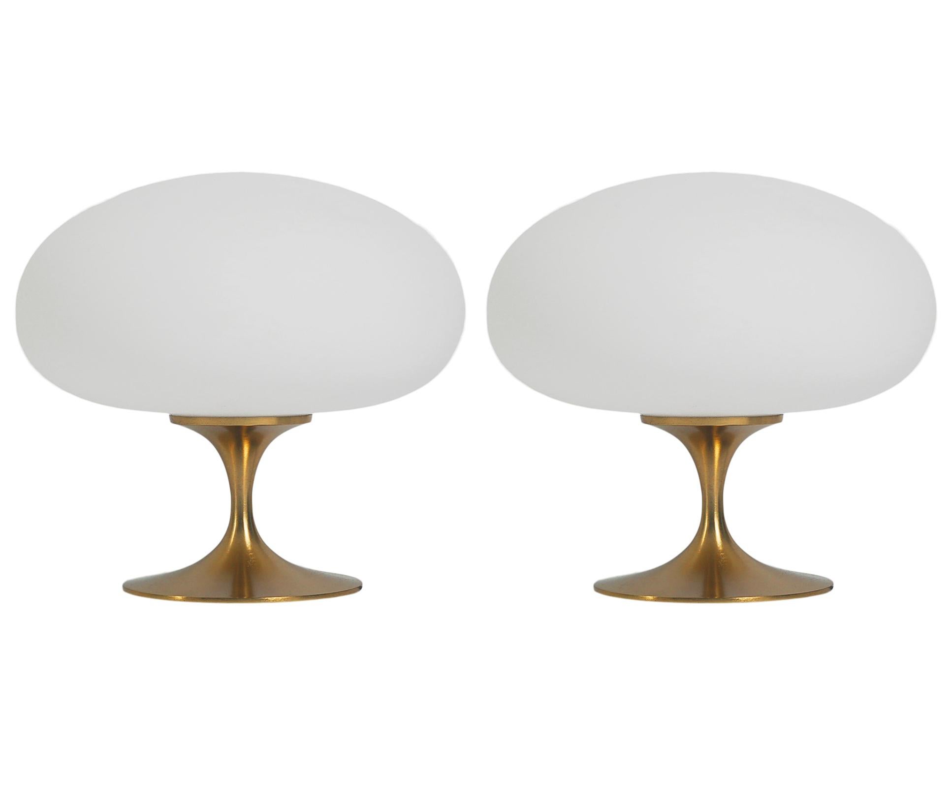 Ein wunderschönes Paar Stemlite Tischlampen in Tulpenform. Sie verfügen über vermessingte Aluminiumguss-Sockel mit mundgeblasenen, mattierten weißen Glasschirmen. Der Preis beinhaltet das Paar wie abgebildet.