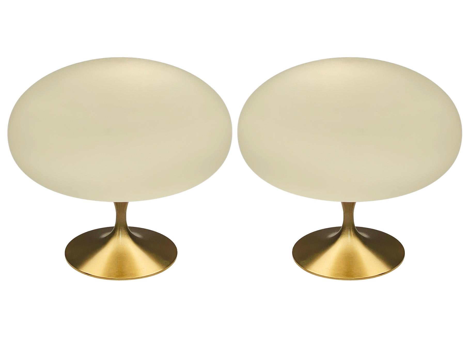 Paar Tischlampen von Designline aus der Mitte des Jahrhunderts aus Messing / Gold und Weißglas (Moderne der Mitte des Jahrhunderts) im Angebot