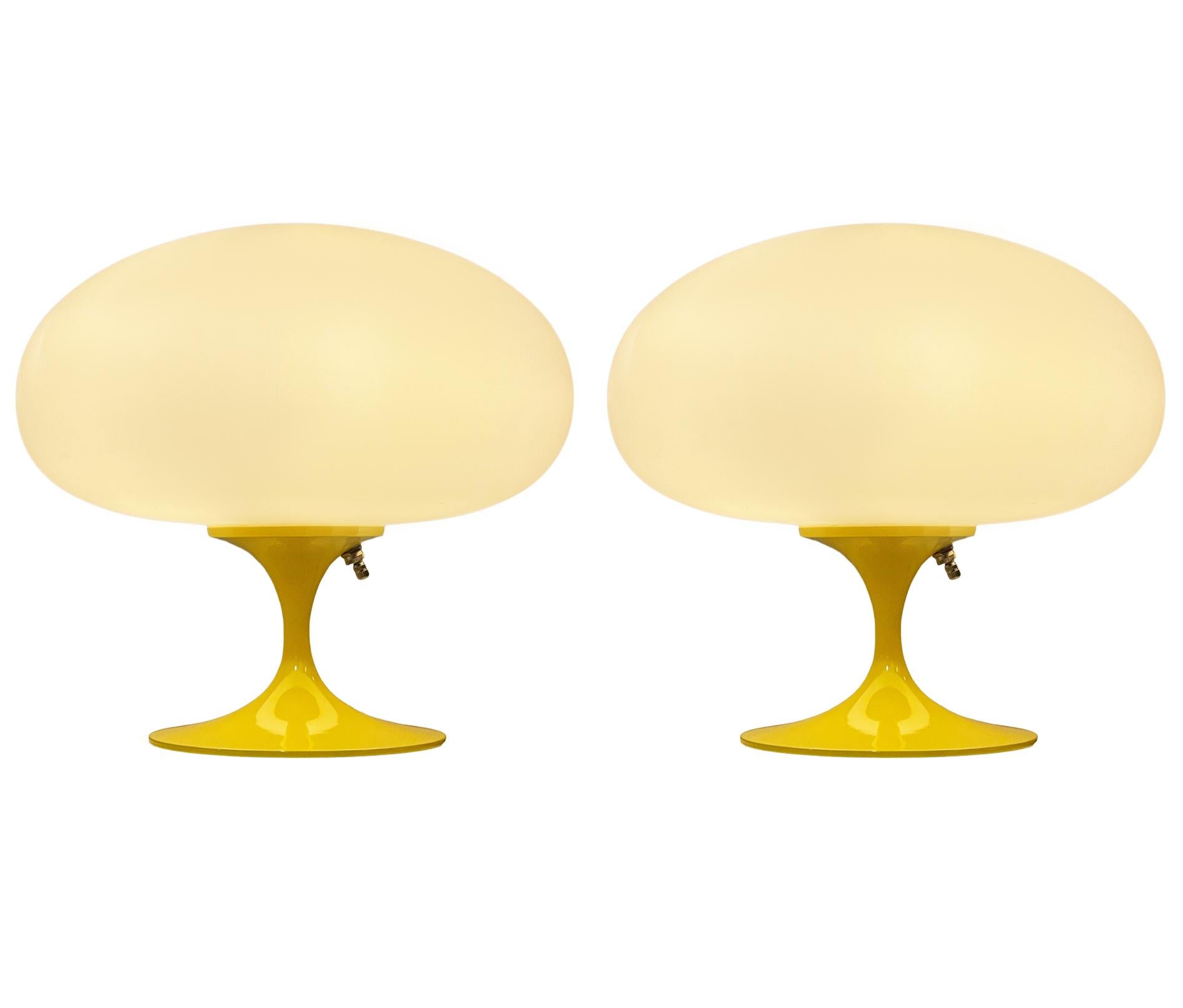 Une magnifique paire de lampes de table en forme de tulipe de la compagnie Laurel Lamp. Ces lampes sont dotées d'une base en aluminium coulé revêtue de poudre jaune et d'un abat-jour en verre blanc dépoli soufflé à la bouche. Le prix comprend la