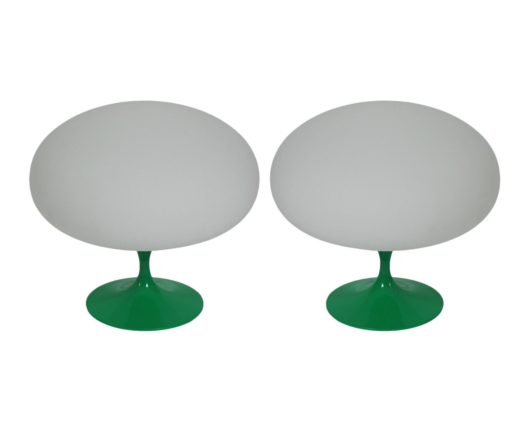 Mid-Century Modern Paire de lampes de bureau tulipe de style mi-siècle moderne par Designline en vert et verre blanc en vente