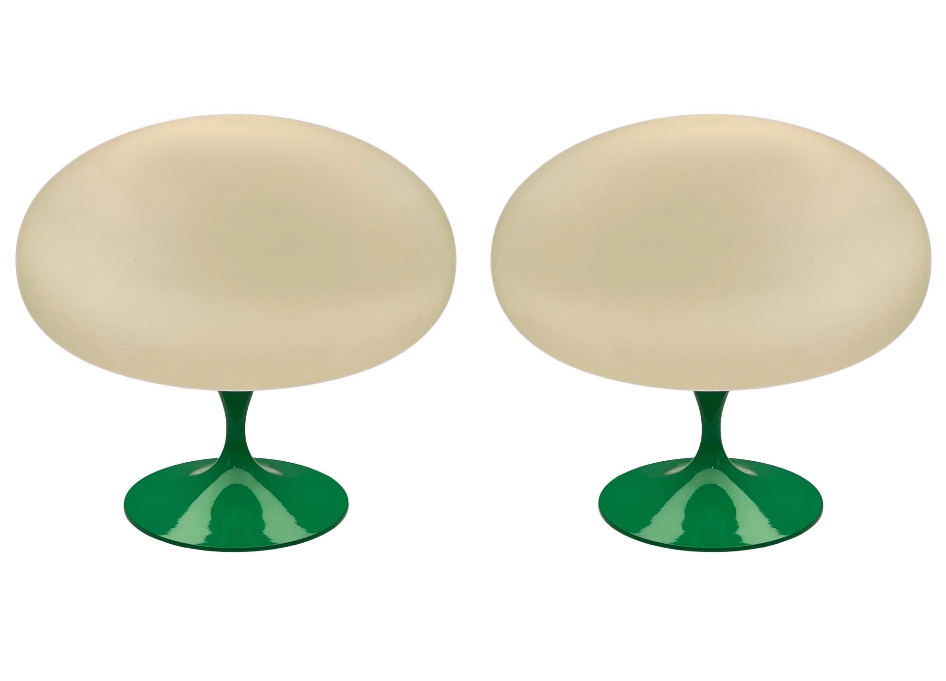 Indien Paire de lampes de bureau tulipe de style mi-siècle moderne par Designline en vert et verre blanc en vente