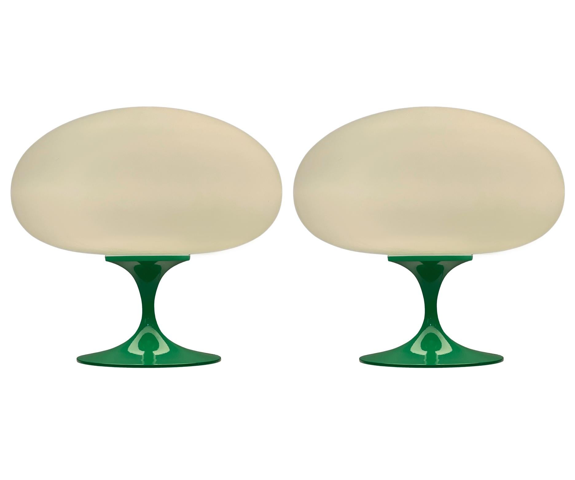 XXIe siècle et contemporain Paire de lampes de bureau tulipe de style mi-siècle moderne par Designline en vert et verre blanc en vente
