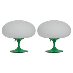 Paire de lampes de bureau tulipe de style mi-siècle moderne par Designline en vert et verre blanc