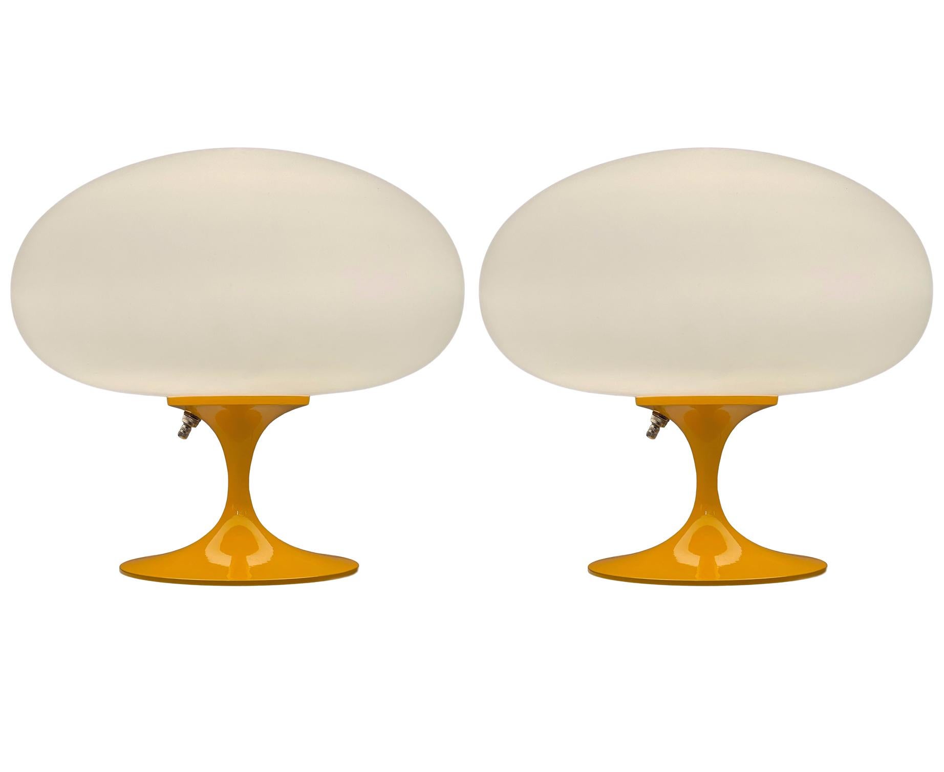 Mid-Century Modern Paire de lampes de bureau tulipe de style mi-siècle moderne par Designline en verre orange sur blanc en vente