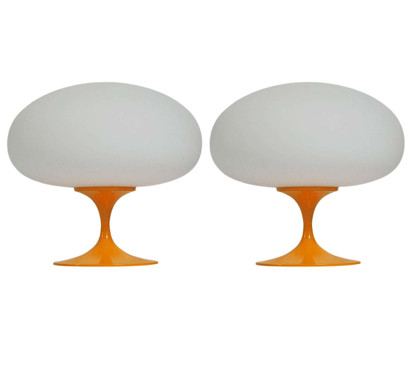 Ein Paar Tulpen-Tischlampen von Designline aus der Mitte des Jahrhunderts in Orange auf weißem Glas (Indisch) im Angebot