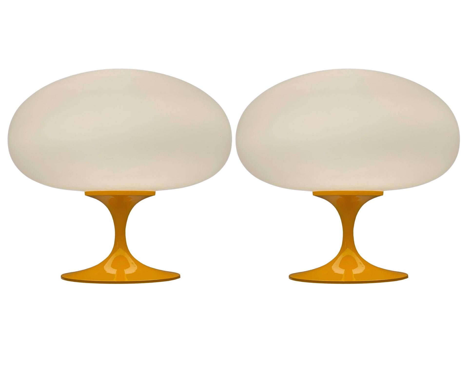 Ein Paar Tulpen-Tischlampen von Designline aus der Mitte des Jahrhunderts in Orange auf weißem Glas im Zustand „Neu“ im Angebot in Philadelphia, PA