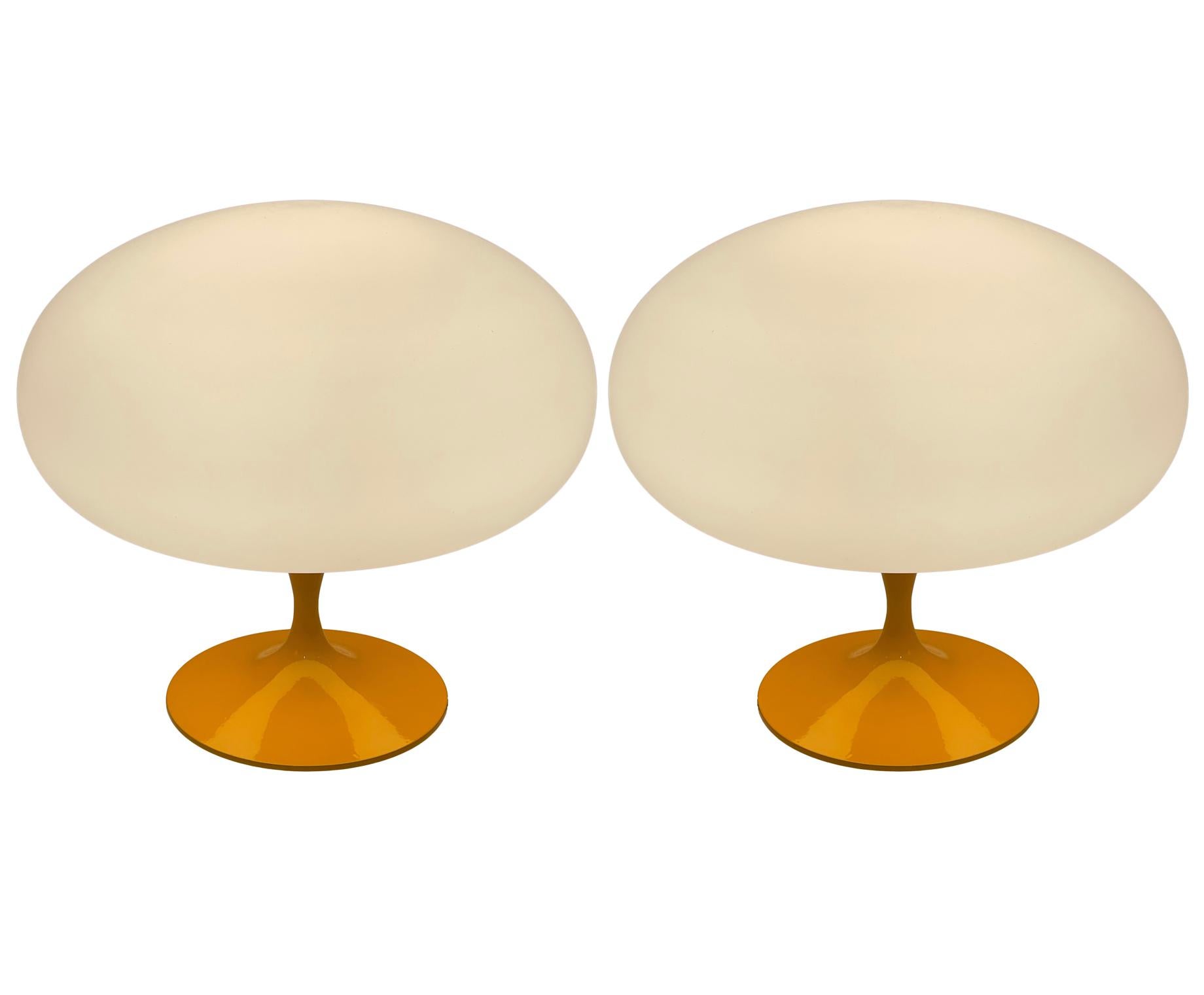 Ein Paar Tulpen-Tischlampen von Designline aus der Mitte des Jahrhunderts in Orange auf weißem Glas (Aluminium) im Angebot