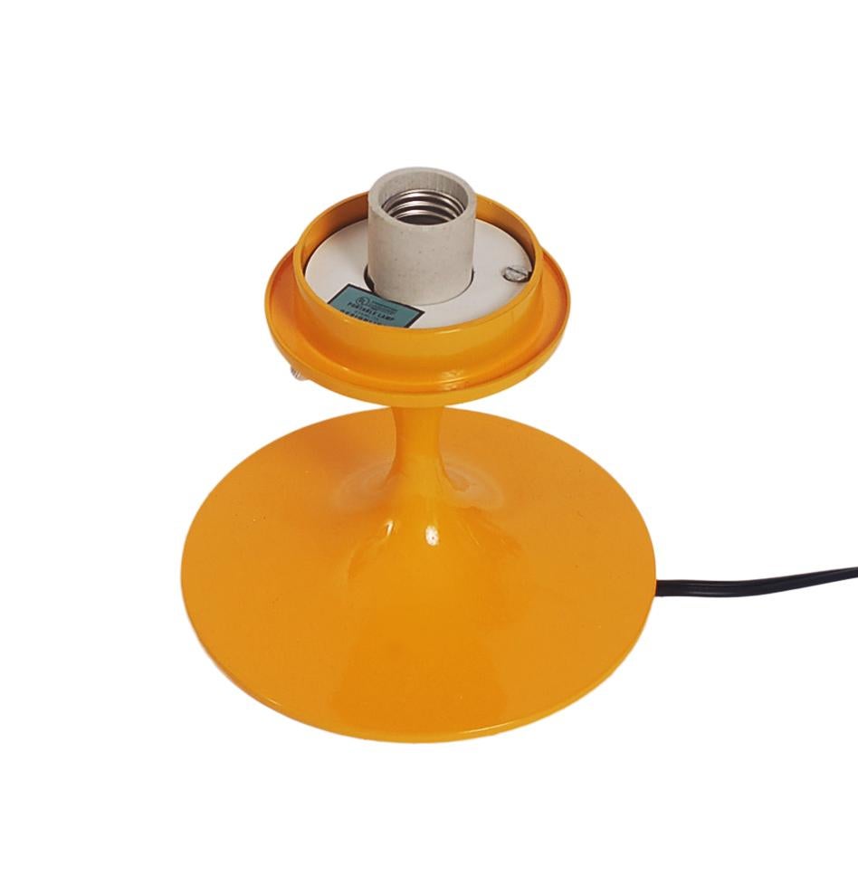 Paire de lampes de bureau tulipe de style mi-siècle moderne par Designline en verre orange sur blanc en vente 1