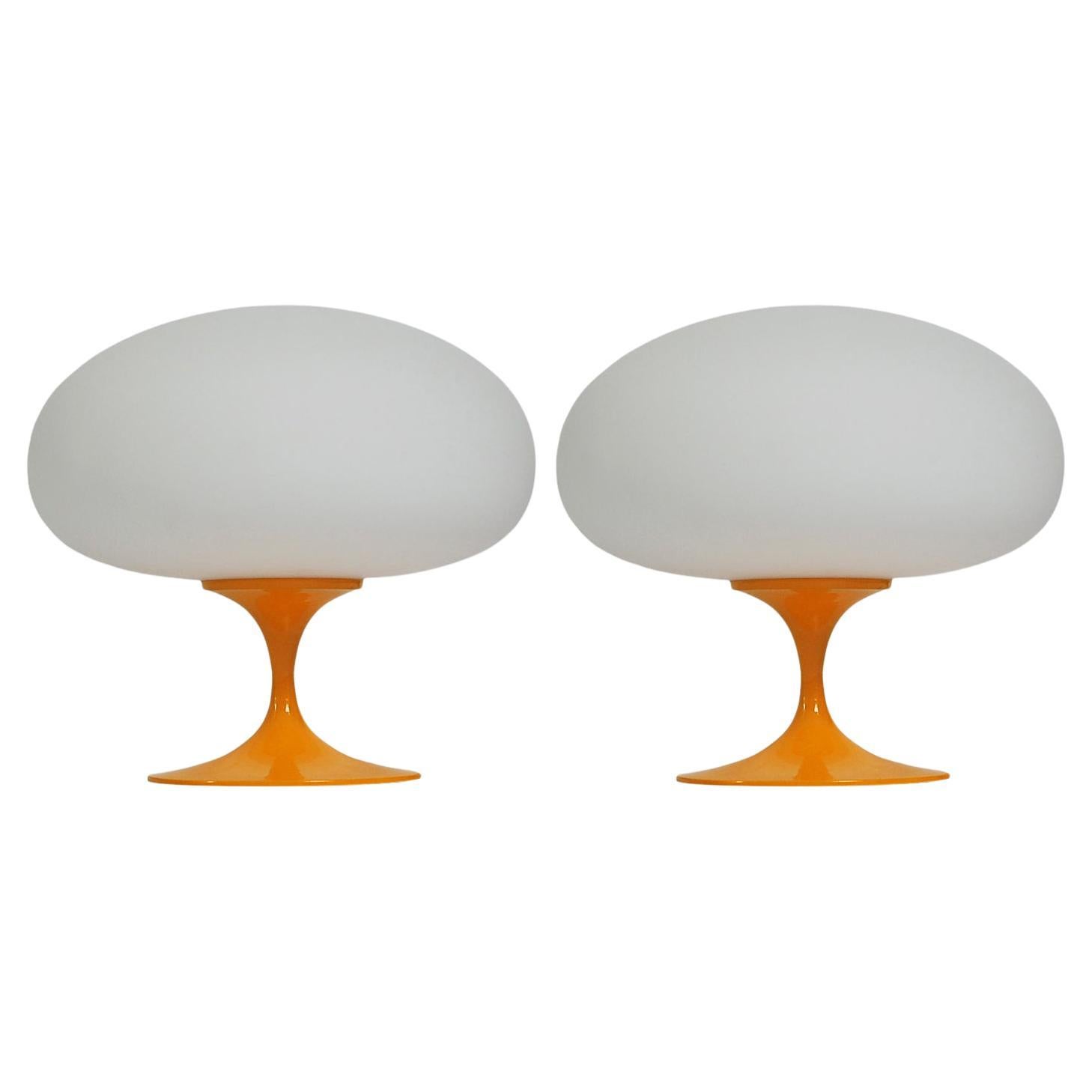 Ein Paar Tulpen-Tischlampen von Designline aus der Mitte des Jahrhunderts in Orange auf weißem Glas im Angebot