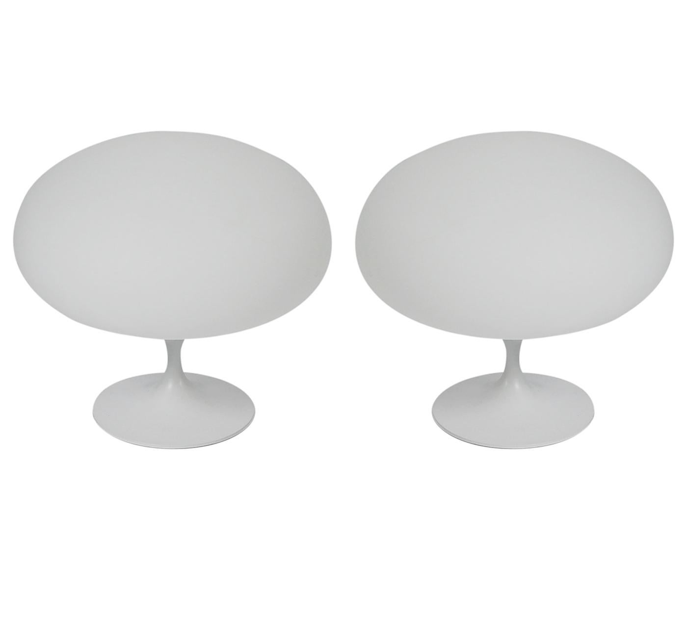 Mid-Century Modern Paire de lampes de bureau tulipe de style mi-siècle moderne par Designline en verre blanc sur blanc en vente