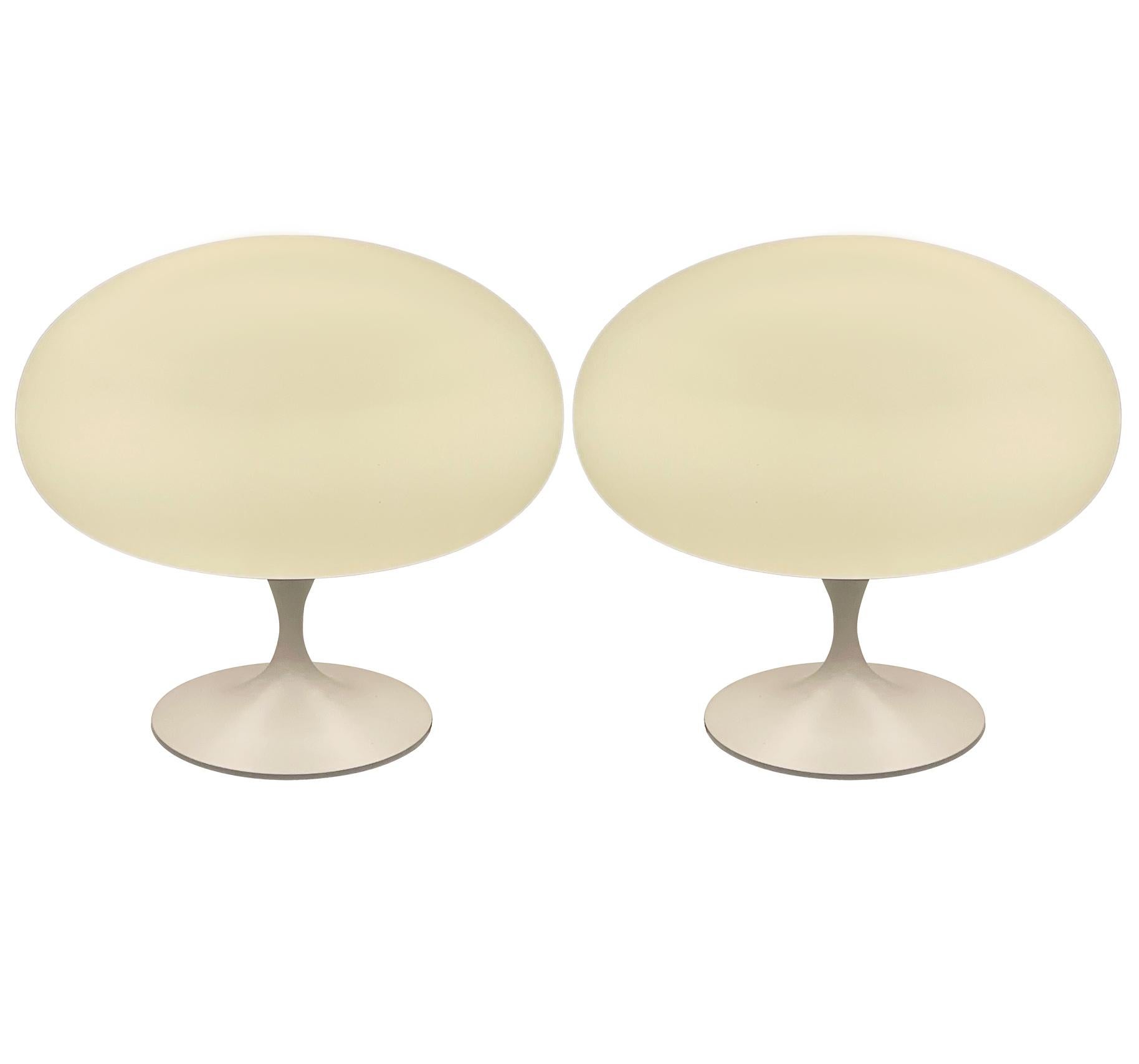 Indien Paire de lampes de bureau tulipe de style mi-siècle moderne par Designline en verre blanc sur blanc en vente