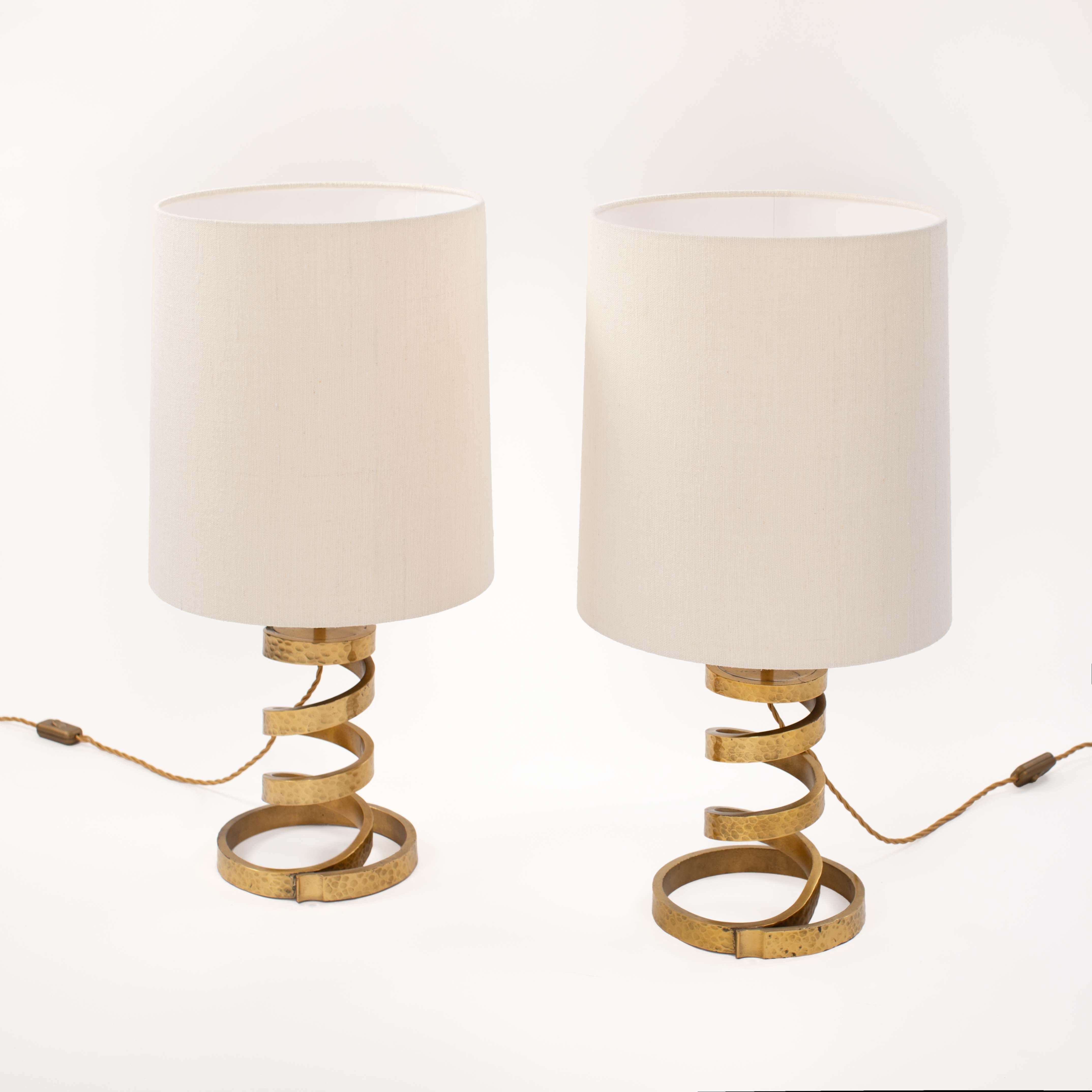 
Coppia di lampade da tavolo di metà secolo in ottone massiccio e tornito con paralume in seta di Luciano Frigerio, anni '60

L'elegante base è costituita da una fascia di ottone massiccio (2,5 cm di larghezza x 1,0 cm di spessore) attorcigliata