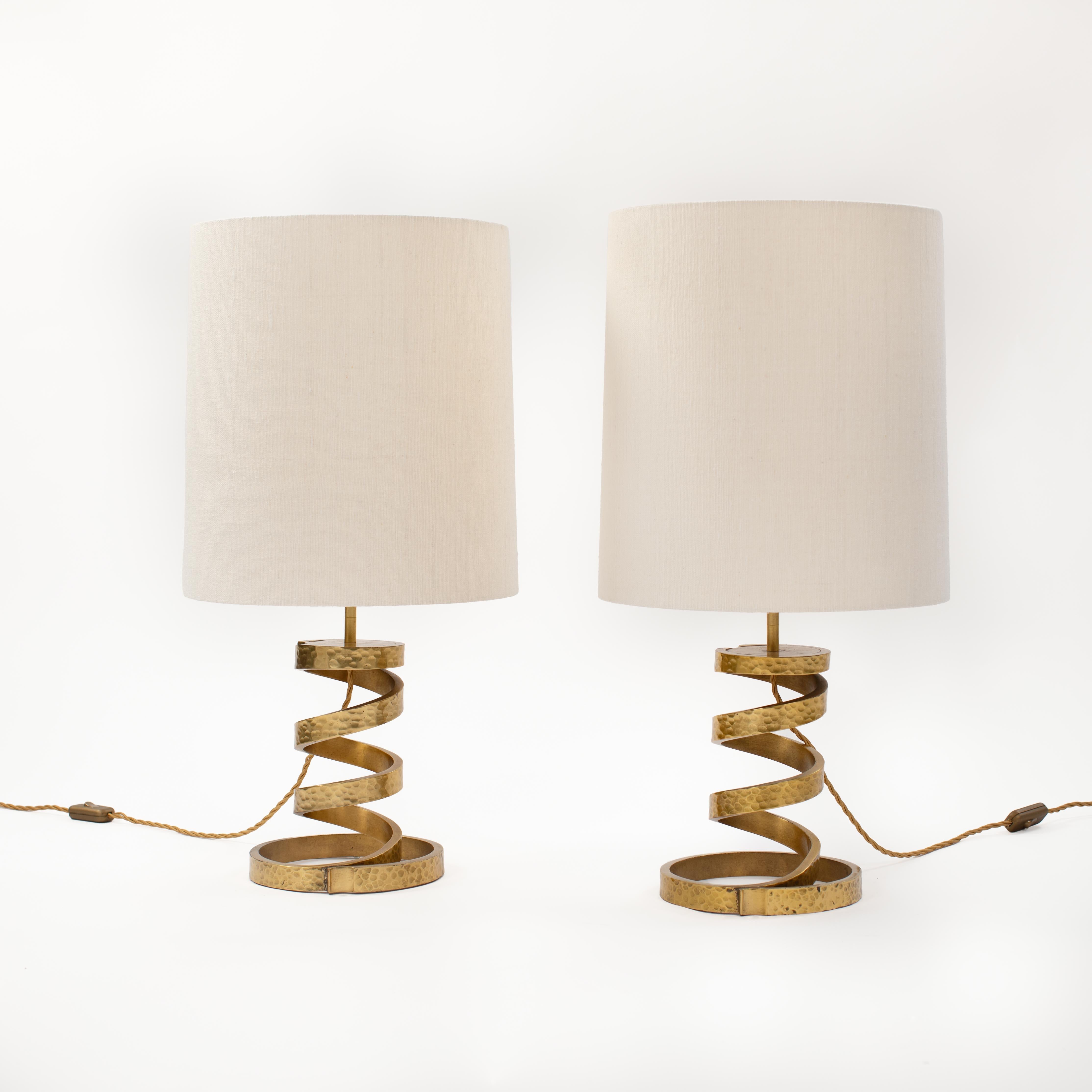 Mid-Century moderno Coppia di lampade da tavolo in ottone tornito della metà del secolo, paralume in seta di Luciano Frigerio 1960 in vendita