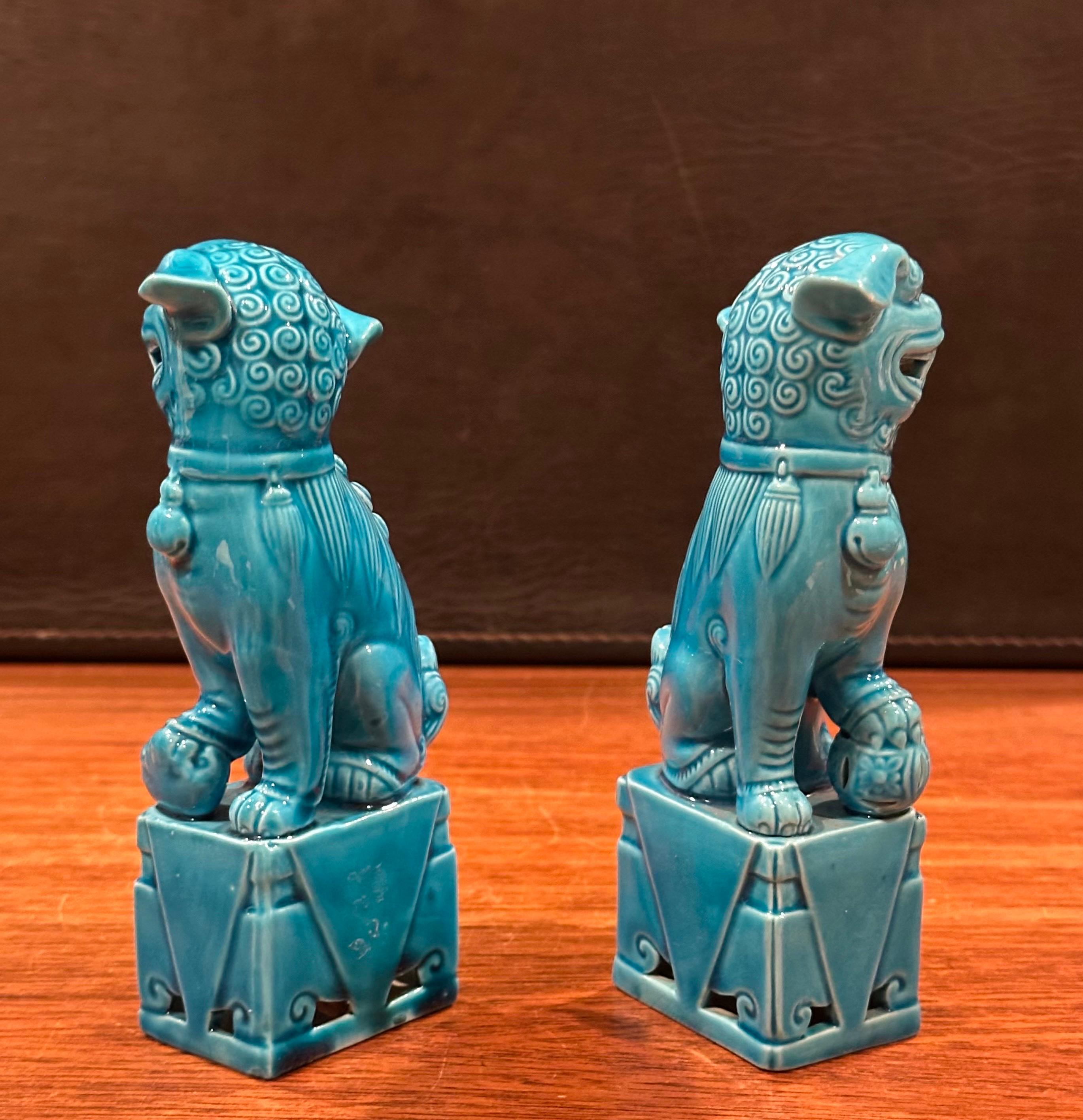 Paire de sculptures de chien Foo en céramique bleu turquoise du milieu du siècle dernier en vente 2
