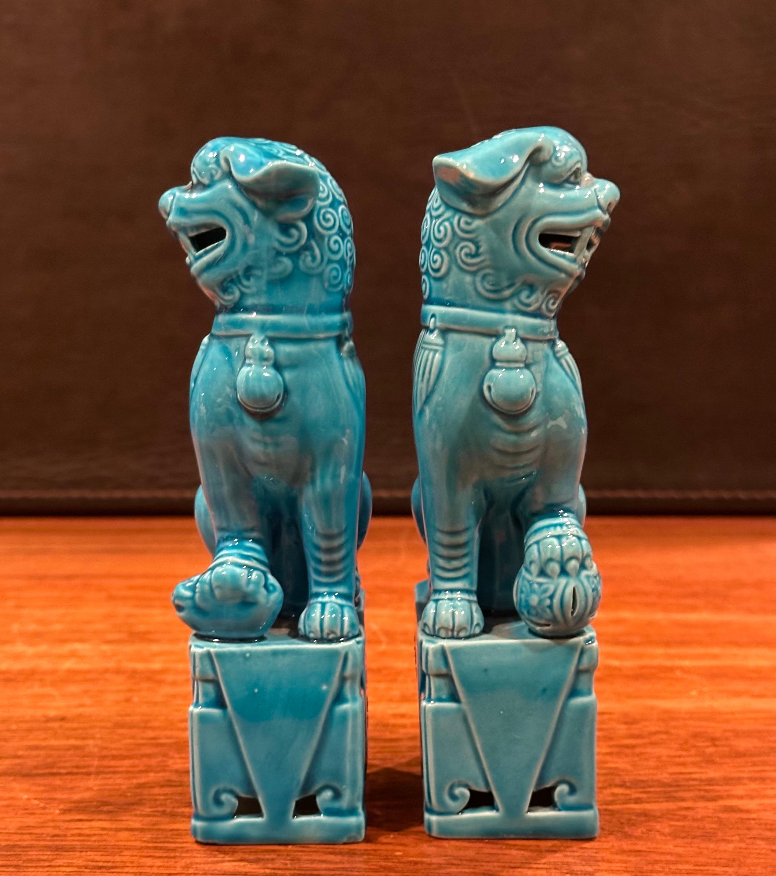 Paire de sculptures de chien Foo en céramique bleu turquoise du milieu du siècle dernier en vente 3