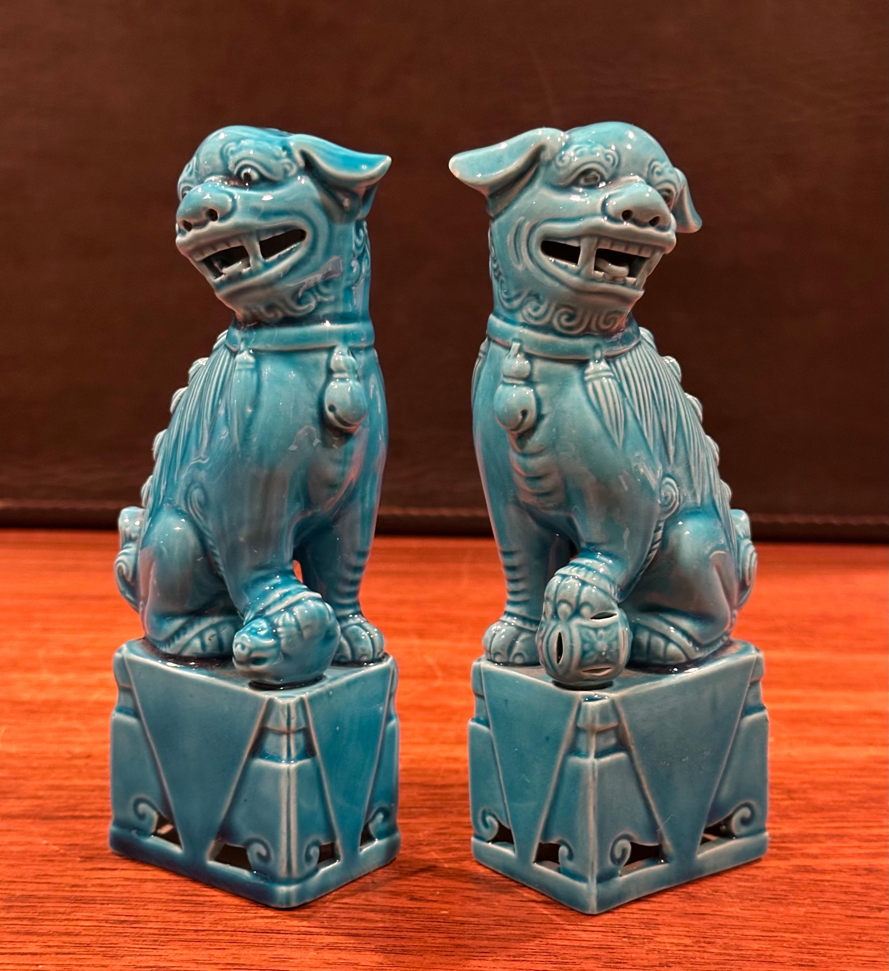 Paire de sculptures de chien Foo en céramique bleu turquoise du milieu du siècle dernier en vente 4