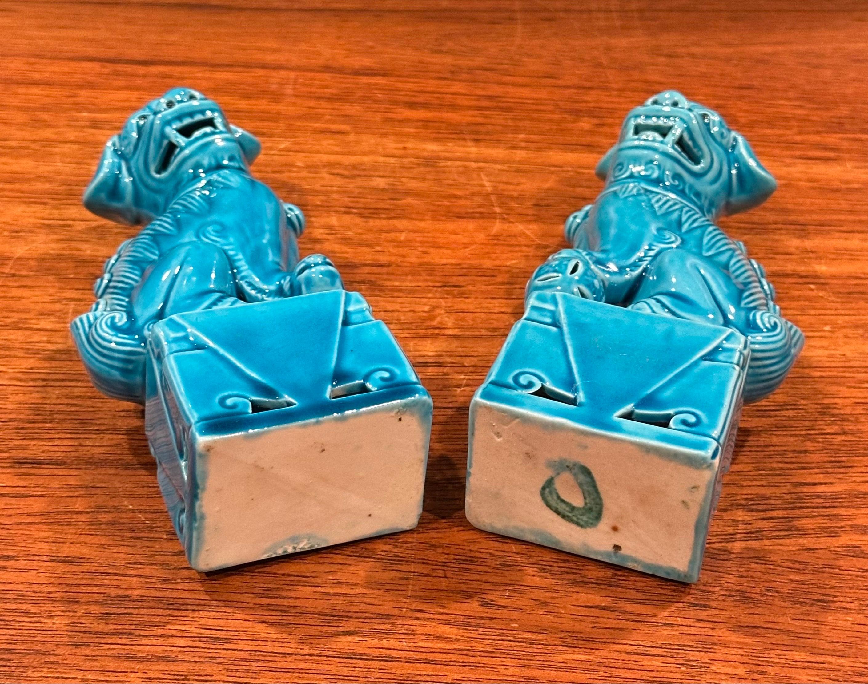 Paire de sculptures de chien Foo en céramique bleu turquoise du milieu du siècle dernier en vente 5