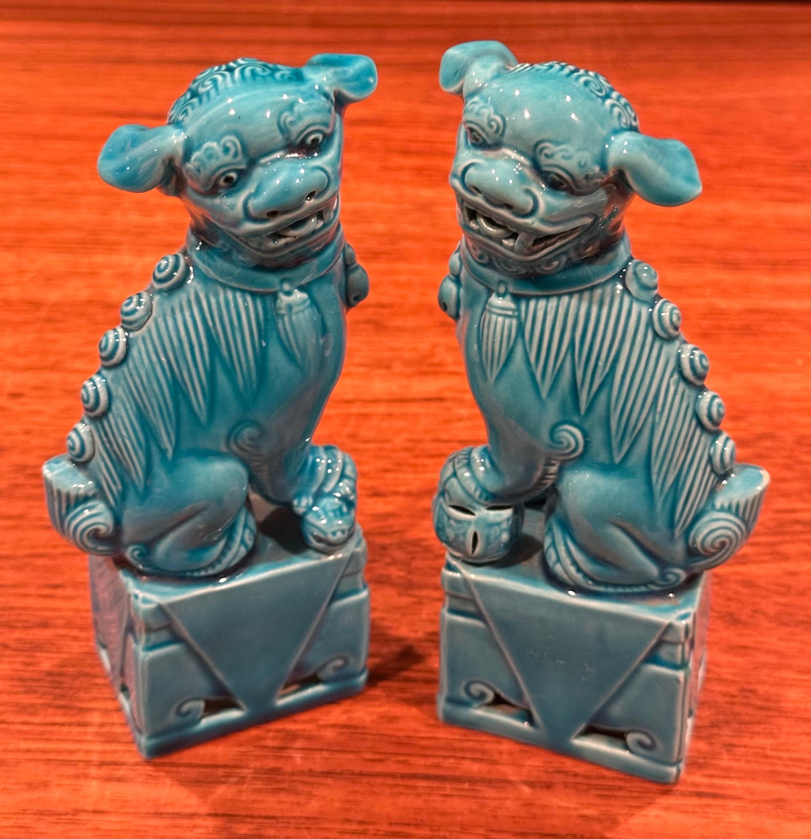 Paire de sculptures de chien Foo en céramique bleu turquoise du milieu du siècle dernier en vente 6