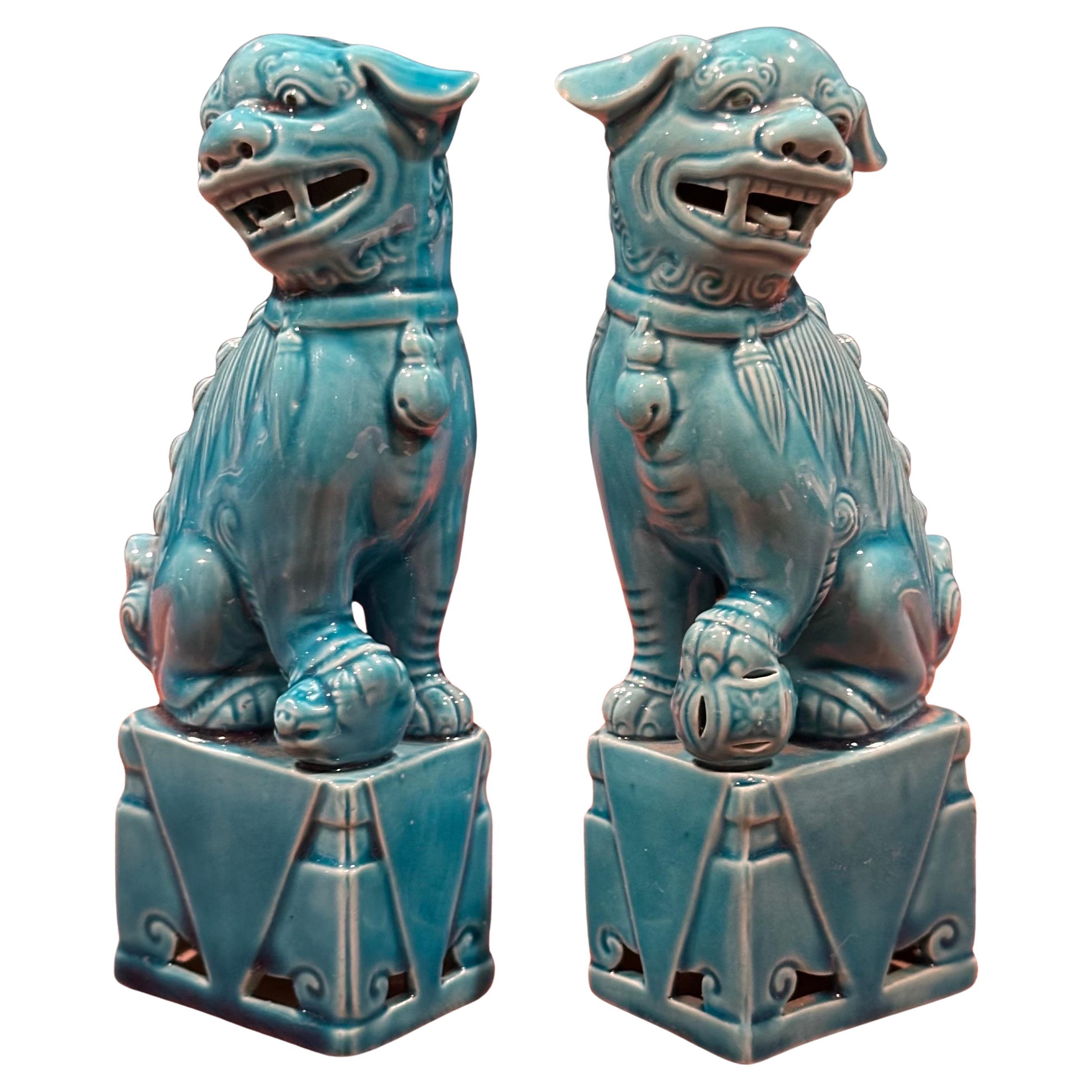 Hollywood Regency Paire de sculptures de chien Foo en céramique bleu turquoise du milieu du siècle dernier en vente