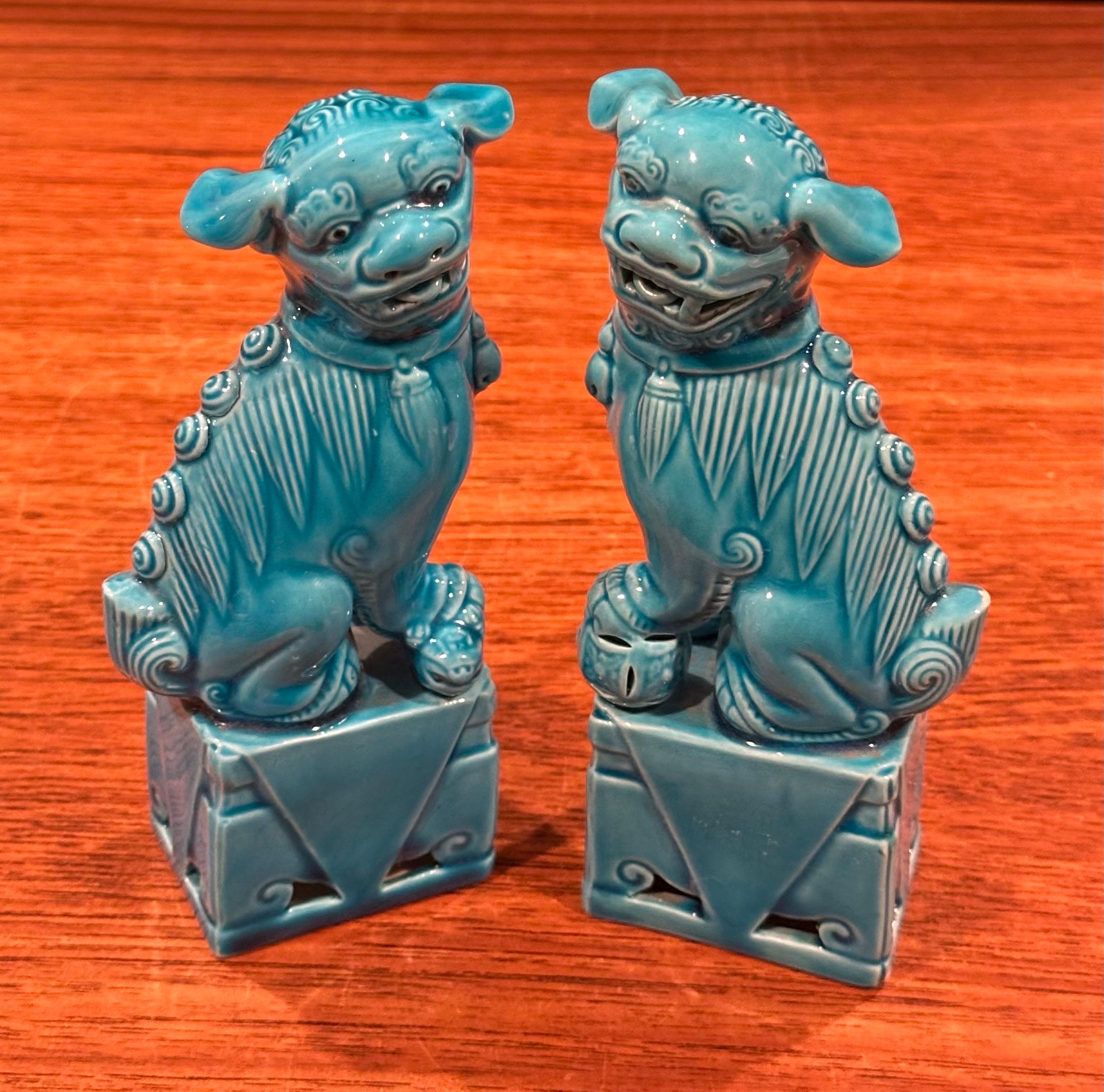 Chinois Paire de sculptures de chien Foo en céramique bleu turquoise du milieu du siècle dernier en vente