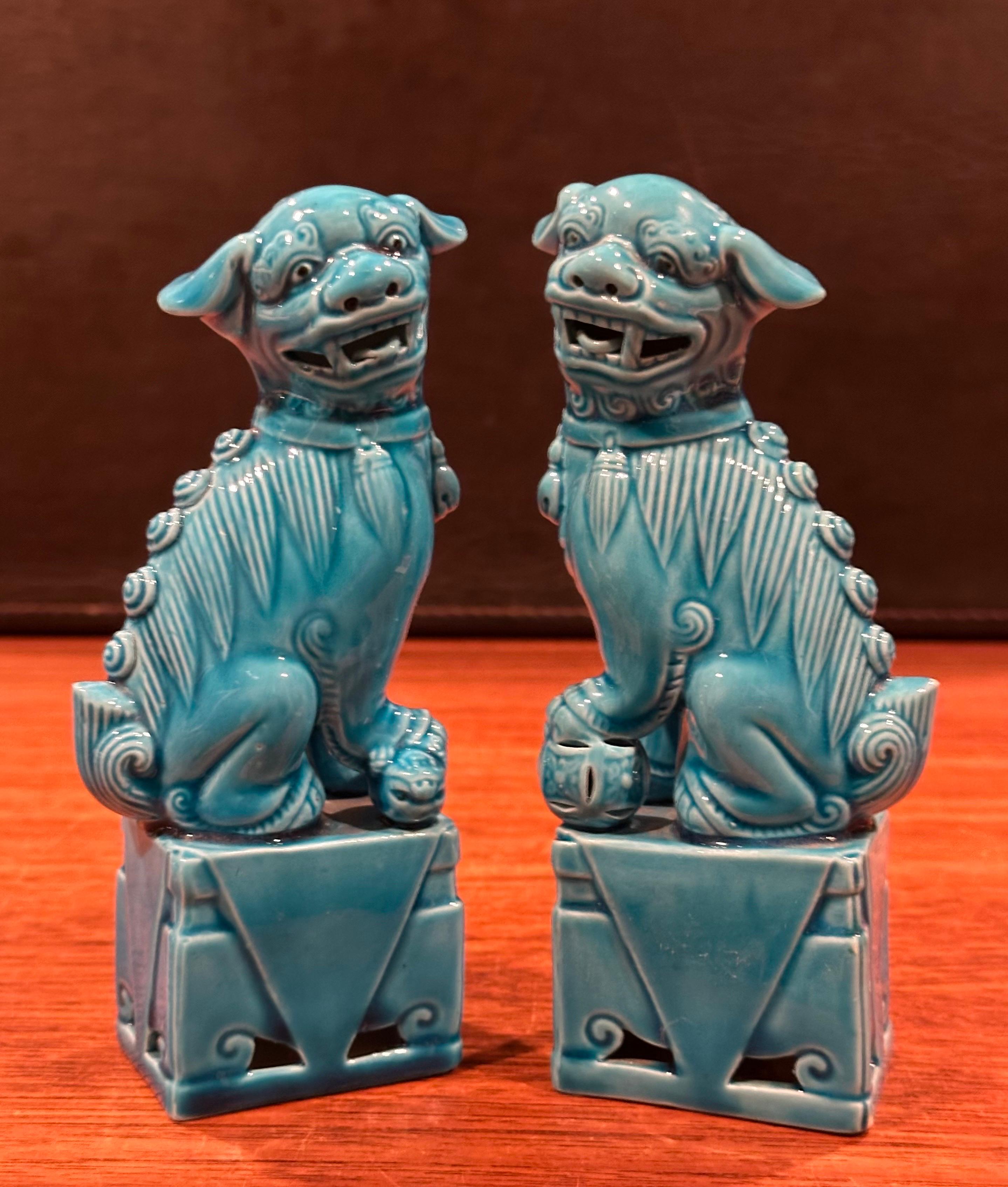 Fait main Paire de sculptures de chien Foo en céramique bleu turquoise du milieu du siècle dernier en vente