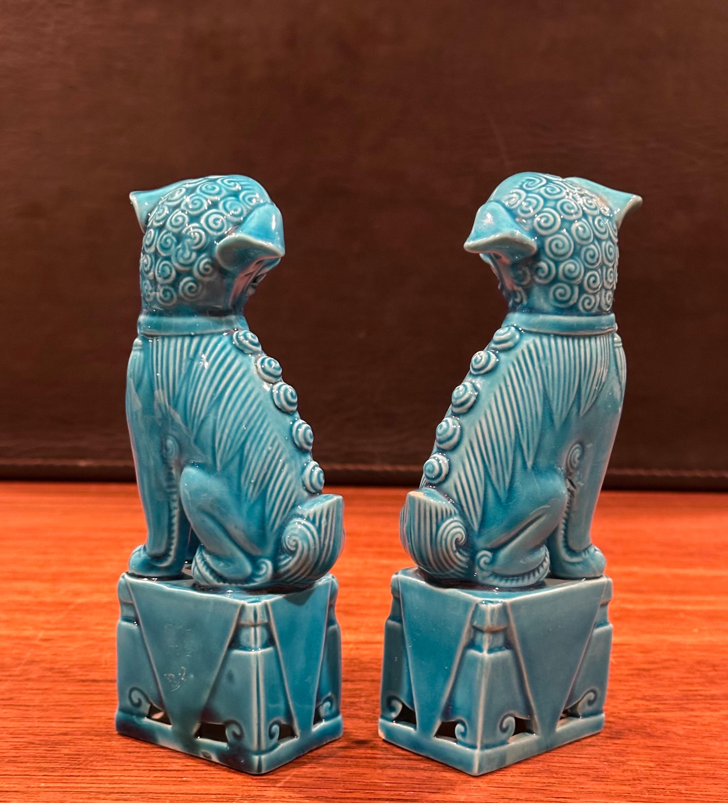 Paire de sculptures de chien Foo en céramique bleu turquoise du milieu du siècle dernier Bon état - En vente à San Diego, CA