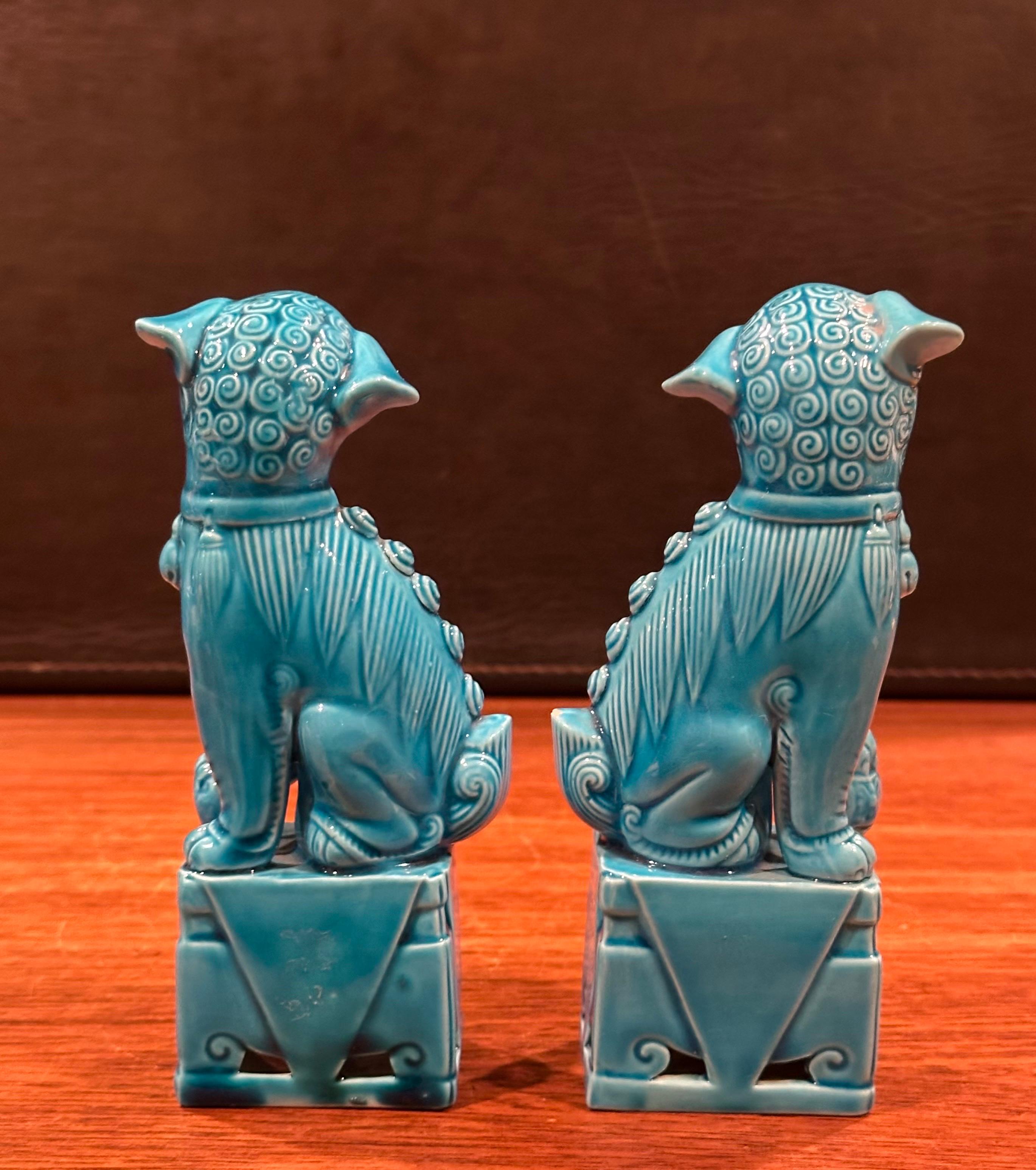 20ième siècle Paire de sculptures de chien Foo en céramique bleu turquoise du milieu du siècle dernier en vente