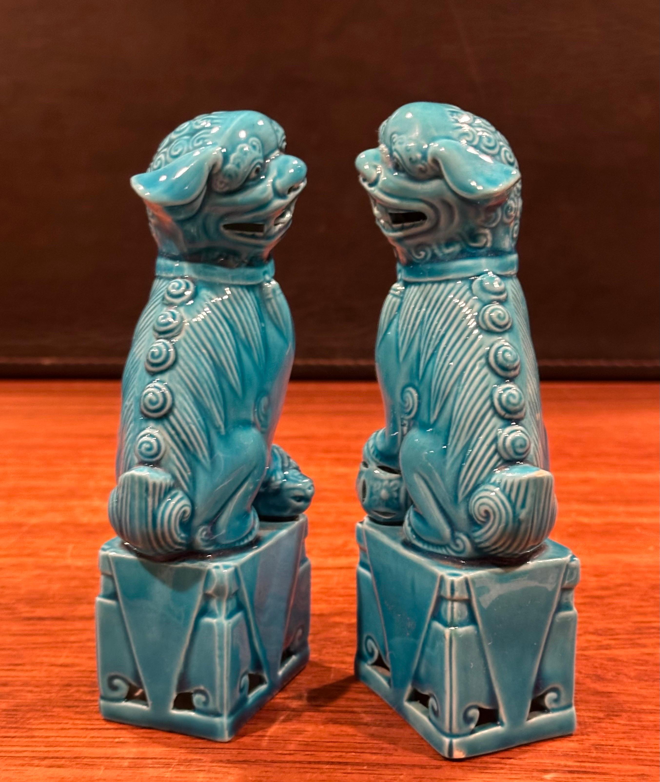Céramique Paire de sculptures de chien Foo en céramique bleu turquoise du milieu du siècle dernier en vente
