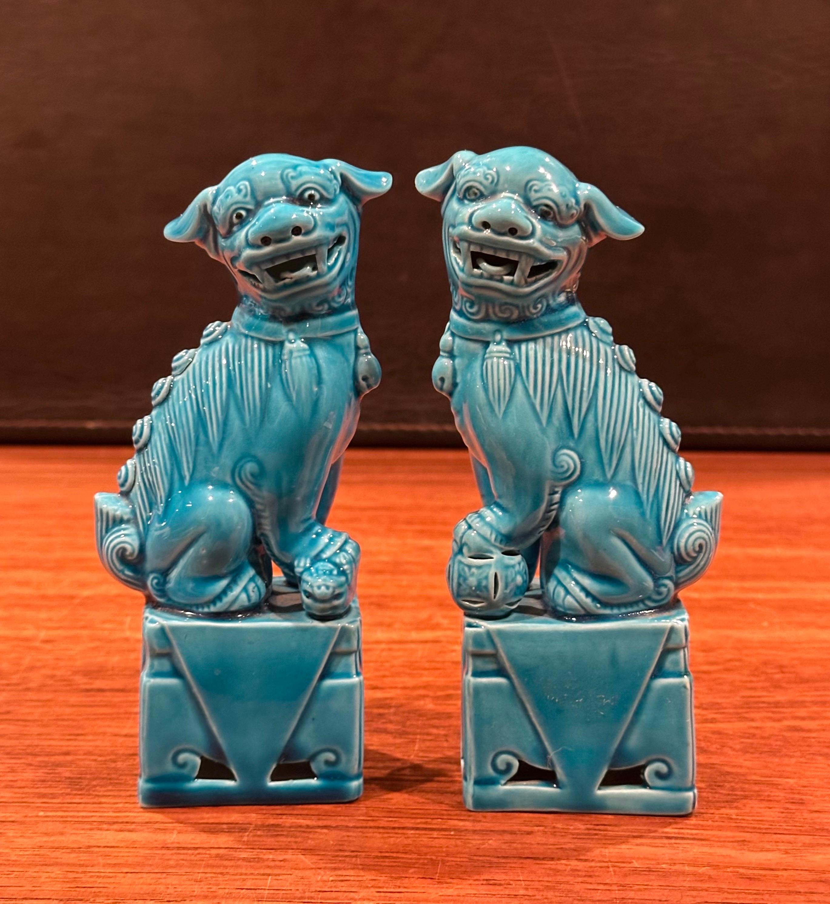Paire de sculptures de chien Foo en céramique bleu turquoise du milieu du siècle dernier en vente 1
