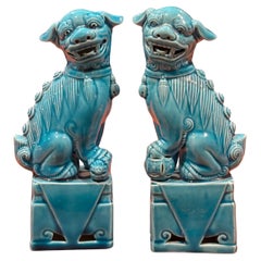 Paire de sculptures de chien Foo en céramique bleu turquoise du milieu du siècle dernier