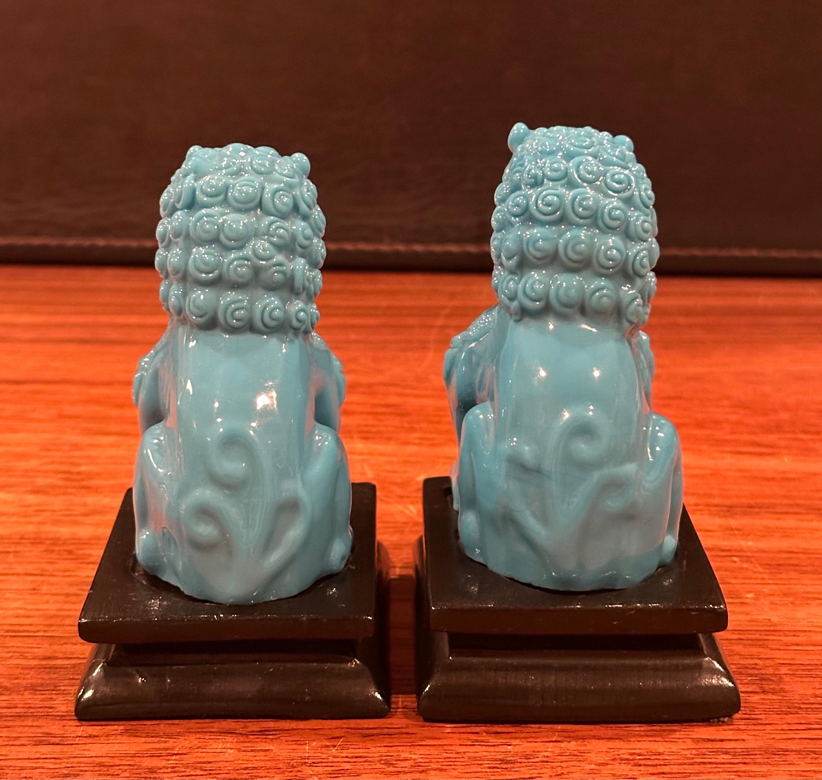 Paire de sculptures en verre bleu opaque turquoise du milieu du siècle avec chien Foo sur socle en vente 2